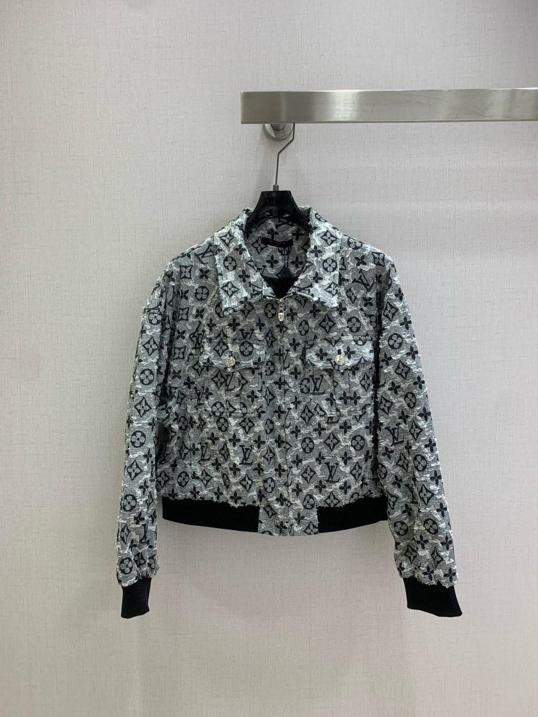 NO:550308,Highly recommended LV*2025 autumn and winter new style jacquard lapel zipper jacket, upper body effect is slim, cuff ribbed, jacquard fabric fashion trend One color SML code High quality ABC,,louis vuitton,jackets & coats,alexander wang19860909强烈推荐 LV*2025秋冬新款 提花翻领拉链外套 上身效果显瘦,袖口罗纹,提花面料时尚潮流 一个色 SML码 高品质ABC,,louis vuitton,jackets & coats,alexander wang,Women's clothing