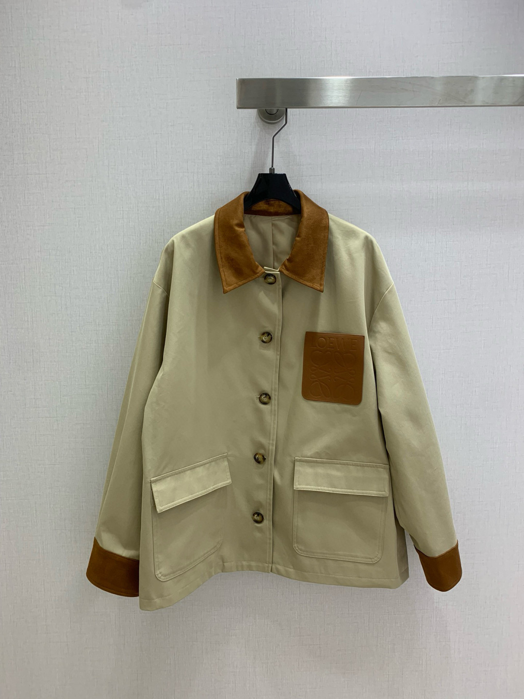 NO:549933,Highly recommended LOE*2025 autumn and winter new style, contrasting leather long-sleeved jacket, produced by Rocket Speed!  The whole piece is three-dimensional tailored, with all-round exquisite upper body, super cover flesh to make it look slimming, and a refreshing and fashionable sense of high-end wear. Everyday elegant and fashionable, huge and versatile. The colors are very good. The fabric is high-end and textured. Two colors. SML code. High-quality ABC,,loewe, jackets & coats,alexander wang.19860909强烈推荐 LOE*2025秋冬新款 撞色皮牌长袖外套 火箭速度出品！整件立体剪裁 全方位精致做上身超级遮肉显瘦 穿出清爽时髦的高级感 日常优雅又时髦巨百搭 颜色很好看 面料高级又有质感 两个色 SML码 高品质ABC,,loewe,jackets & coats,alexander wang,Women's clothing