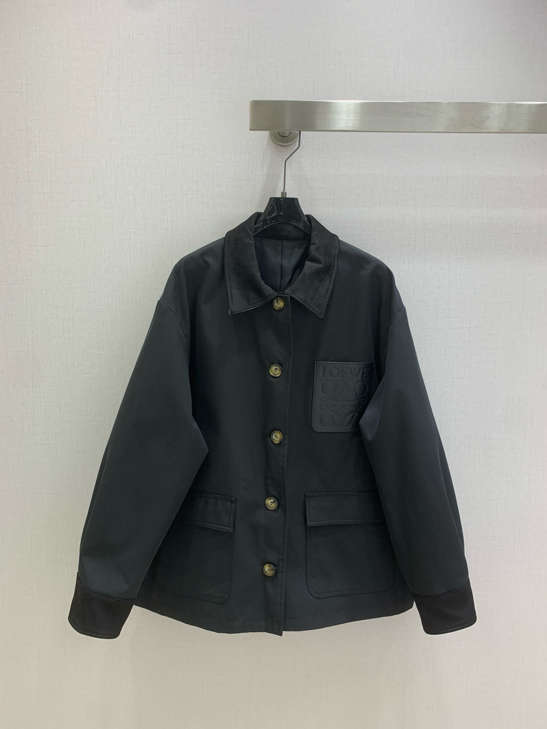 NO:549945,Highly recommended LOE*2025 autumn and winter new style, contrasting leather long-sleeved jacket, produced by Rocket Speed!  The whole piece is three-dimensional tailored, with all-round exquisite upper body, super cover flesh to make it look slimming, and a refreshing and fashionable sense of high-end wear. Everyday elegant and fashionable, huge and versatile. The colors are very good. The fabric is high-end and textured. Two colors. SML code. High-quality ABC,,loewe, jackets & coats,alexander wang.19860909强烈推荐 LOE*2025秋冬新款 撞色皮牌长袖外套 火箭速度出品！整件立体剪裁 全方位精致做上身超级遮肉显瘦 穿出清爽时髦的高级感 日常优雅又时髦巨百搭 颜色很好看 面料高级又有质感 两个色 SML码 高品质ABC,,loewe,jackets & coats,alexander wang,Women's clothing