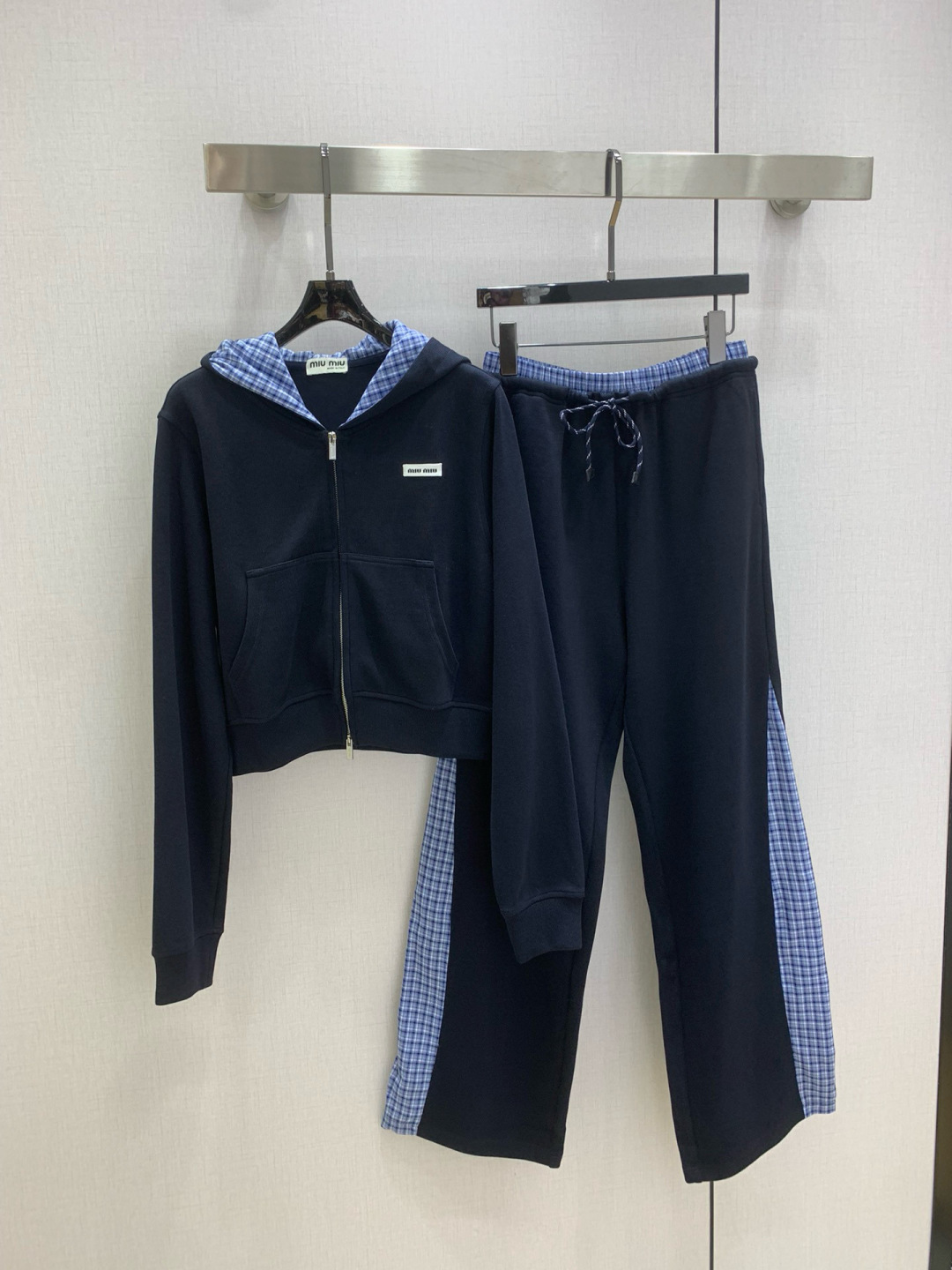 NO:549965,Highly recommended MIU*2025 autumn and winter new style, spliced ​​plaid trousers set, spliced ​​fabric, extremely comfortable, there is no reason to reject it. Ke A Ke Sa style, daily commuting wear is very OK, not picky about occasions. The design is unique, the sense of layering is richer, and the small details are too important. One color SML code, high-quality ABC,,miumiu,alexander wang19860909强烈推荐 MIU*2025秋冬新款 拼接格纹长裤套装 拼接面料 舒适度极强 没有理由可以拒绝它.可A可飒的风格,日常通勤穿什么的都是很OK的,不挑场合的.设计独特 层次感更加丰富,满满小细节太加分了 一个色 SML码 高品质ABC,,miumiu,alexander wang,Women's clothing