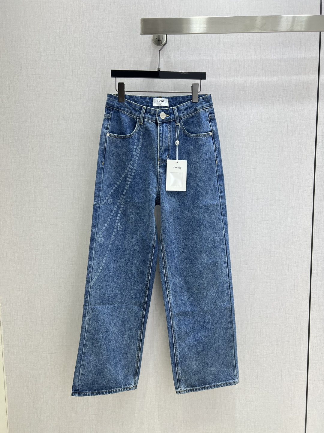 NO:561661,Highly recommended CHA*2025 new autumn and winter laser denim straight trousers, Xiaoxiangfeng double C chain laser burning process!  A must-have item for Bai Fumei. The slimming tool looks great on your upper body!  The original customized high-weave organic cotton denim has a soft and delicate texture!  Classic wash water in a fashionable and high-end tone!  The quality of workmanship depends on the details. One color SML code, high quality ABC, alexander wang19860909强烈推荐 CHA*2025秋冬新款 激光牛仔直筒长裤裤,小香风双C链条激光烧花工艺！白富美必入单品.显瘦神器上身超好看！原版定制高织数有机纯棉牛仔质感柔软细腻！经典洗水时髦又高级的调调！做工品质看细节.一个色 SML 码 高品质ABC,,alexander wang,Women's clothing