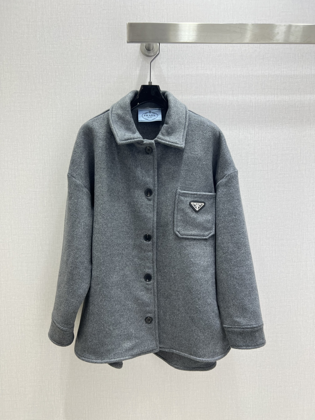 NO:550315,Highly recommended PRA* 2025 autumn and winter new style, lapel fur coat, customized YB fine imitation wool material, high-quality texture, crisp and stylish, lapel loose silhouette coat with short skirt set, one-way zipper placket adjustment, simple and fashionable, hem elastic details, overall low-key and high-end, matched with the same series of high-waist drawstring short skirts, upper and lower letter logo details, echo the brand style, revealing slender waist and long legs, matching design echoes, complete set of upper body and age-reducing style, custom face accessories, accurate version, higher version!  One color SML code high quality ABC, prada, skirts, jackets & coats, alexander wang19860909强烈推荐 PRA*2025秋冬新款 翻领毛昵外套 定制YB精仿羊毛呢材质 质感高级 挺括有型 翻领宽松廓形外套搭配短裙套装 单向拉链开襟调节 裁剪简约时尚 下摆松紧细节 整体低调高级 搭配同系列高腰抽绳短裙 上下字母徽标细节 呼应品牌格调 露出纤腰长腿 配套设计呼应 成套上身减龄洋气 定制面辅料 认准版本 高版本！ 一个色 SML码 高品质ABC,,prada,skirts,jackets & coats,alexander wang,Women's clothing