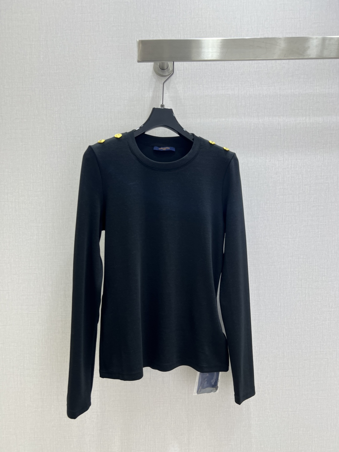 NO:550319,Highly recommended LV* 2025 autumn and winter new style, round neck gold buckle base top, high-end and atmospheric, soft and elastic, very comfortable, full of high-end outfit, innovative fabric, light and soft, the real thing is very good!  Tighten your body to show off your figure, your upper body is fashionable and versatile, and your outfit is beautiful. It is also beautiful to wear it off when you take off your coat!  High-quality workmanship depends on details Three colors SML code High-quality ABC, louis vuitton, jackets & coats,alexander wang19860909强烈推荐 LV*2025秋冬新款 圆领金扣打底上衣 高级大气 柔软弹力 很舒服 满满的穿搭高级感 创新面料 轻盈柔软 实物非常赞！紧身显身材 上身洋气百搭,穿搭好看 脱掉外套里搭也是美美的！高品质做工看细节 三个色 SML码 高品质ABC,,louis vuitton,jackets & coats,alexander wang,Women's clothing