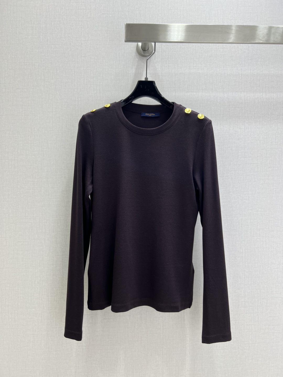 NO:550309,Highly recommended LV*2025 new autumn and winter round neck gold button bottoming top, high-end and elegant, soft and elastic, very comfortable, full of high-end sense of wear, innovative fabrics, light and soft, the actual product is very good!  The tight-fitting body shows off your figure, the upper body is fashionable and versatile, and it looks good even if you take off the jacket and wear it underneath!  High-quality workmanship depends on the details. Three colors. SML code. High-quality ABC, Louis Vuitton, jackets & coats, alexander wang19860909强烈推荐 LV*2025秋冬新款 圆领金扣打底上衣 高级大气 柔软弹力 很舒服 满满的穿搭高级感 创新面料 轻盈柔软 实物非常赞！紧身显身材 上身洋气百搭,穿搭好看 脱掉外套里搭也是美美的！高品质做工看细节 三个色 SML码 高品质ABC,,louis vuitton,jackets & coats,alexander wang,Women's clothing