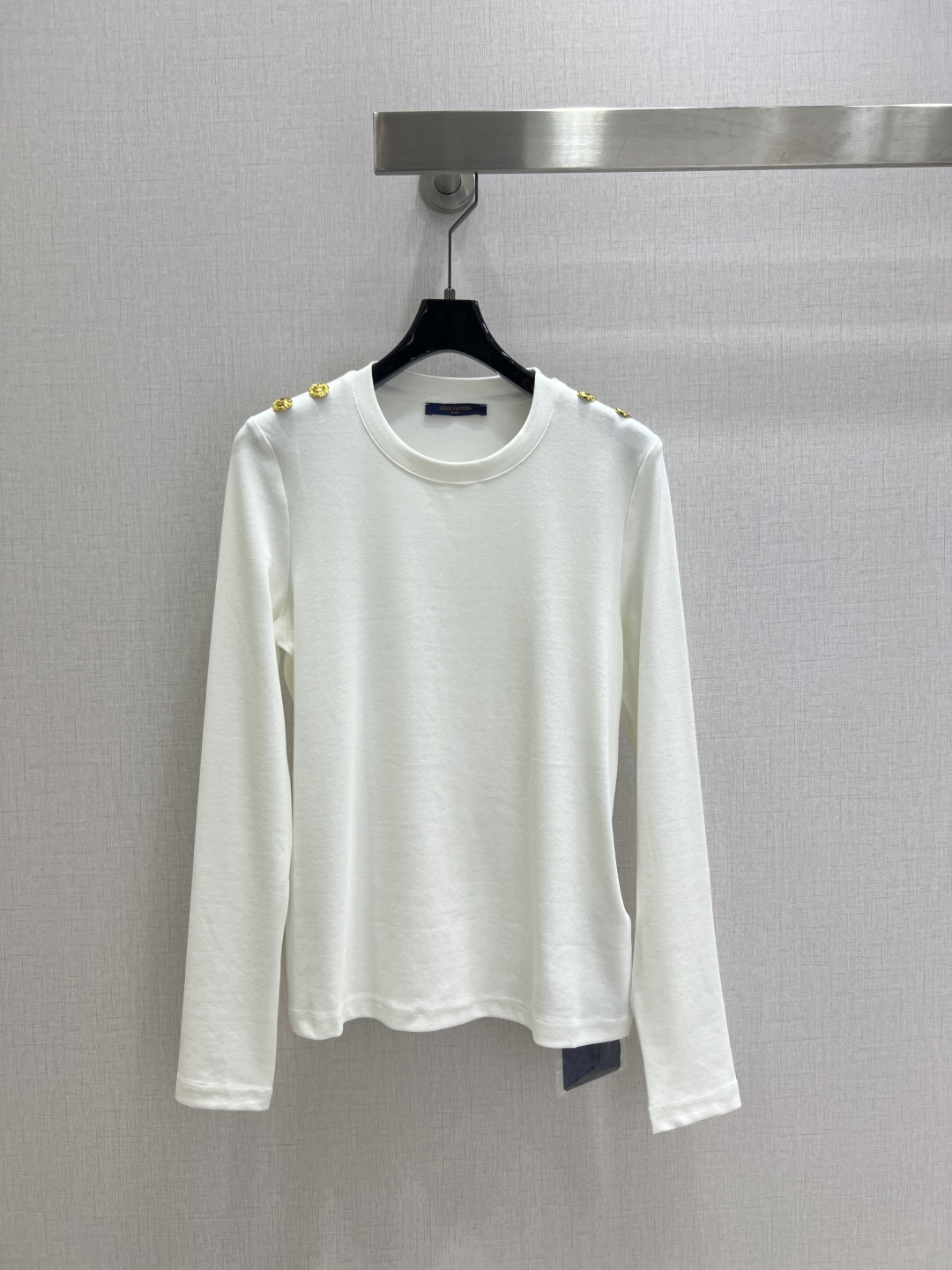 NO:550299,Highly recommended LV* 2025 autumn and winter new style, round neck gold buckle base top, high-end and atmospheric, soft and elastic, very comfortable, full of high-end outfit, innovative fabric, light and soft, the real thing is very good!  Tighten your body to show off your figure, your upper body is fashionable and versatile, and your outfit is beautiful. It is also beautiful to wear it off when you take off your coat!  High-quality workmanship depends on details Three colors SML code High-quality ABC, louis vuitton, jackets & coats,alexander wang19860909强烈推荐 LV*2025秋冬新款 圆领金扣打底上衣 高级大气 柔软弹力 很舒服 满满的穿搭高级感 创新面料 轻盈柔软 实物非常赞！紧身显身材 上身洋气百搭,穿搭好看 脱掉外套里搭也是美美的！高品质做工看细节 三个色 SML码 高品质ABC,,louis vuitton,jackets & coats,alexander wang,Women's clothing