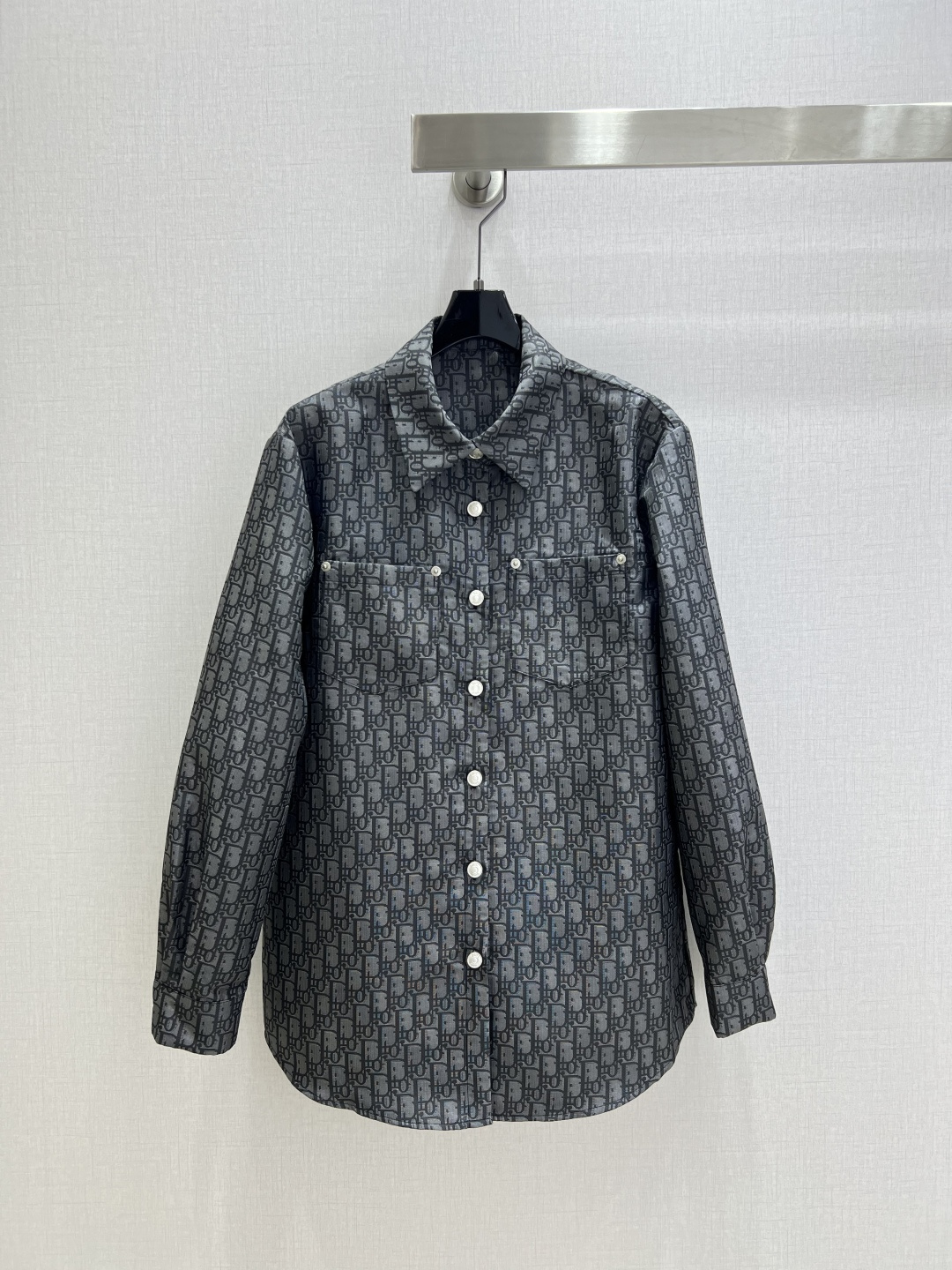 NO:550287,Highly recommended DIO*2025 early autumn new style, full-print presbyterian long-sleeved shirt, Monograw penetration print, high-end and elegant, full of high-end outfit, innovative fabric, light and soft, and the real thing is very good!  The upper body is fashionable and versatile, beautiful!  High-quality workmanship depends on details One color SML code High-quality ABC, dior,shirts,alexander wang19860909强烈推荐 DIO*2025早秋新款 满印老花长袖衬衫 Monograw渗透印花 高级大气 满满的穿搭高级感 创新面料 轻盈柔软 实物非常赞！上身洋气百搭,美美哒！高品质做工看细节 一个色 SML码 高品质ABC,,dior,shirts,alexander wang,Women's clothing