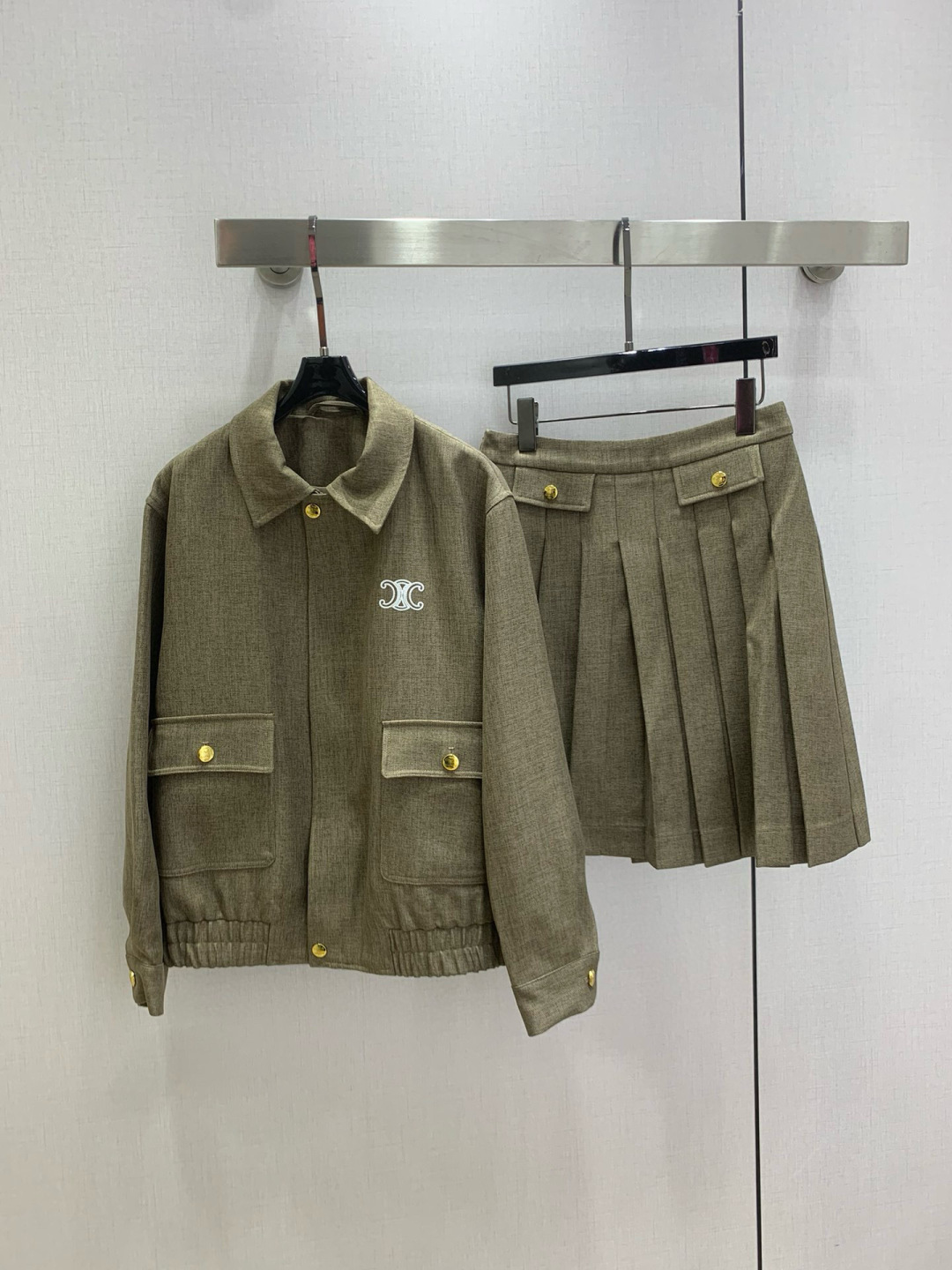 NO:562667,Highly recommended CEL*2025 new autumn and winter lapel pleated skirt suit, classic and stylish, has its own aura, the fabric texture is very nice, fashionable and high-end, the color is super positive, the upper body is white and slim, it has a cool and handsome series, the upper body is full of aura when walking, the length is just right, easy to control, one color SML code, high quality ABC,, skirts, alexander wang19860909强烈推荐 CEL*2025秋冬新款 翻领百褶半裙套装 经典又有型 自带气场 面料质感很奈斯 时髦又高级 颜色超级正 上身显白又显瘦 自带酷帅感的系列 走路都带风上身气场全开 长度恰到好处 轻松驾驭 一个色 SML码 高品质ABC,,skirts,alexander wang,Women's clothing