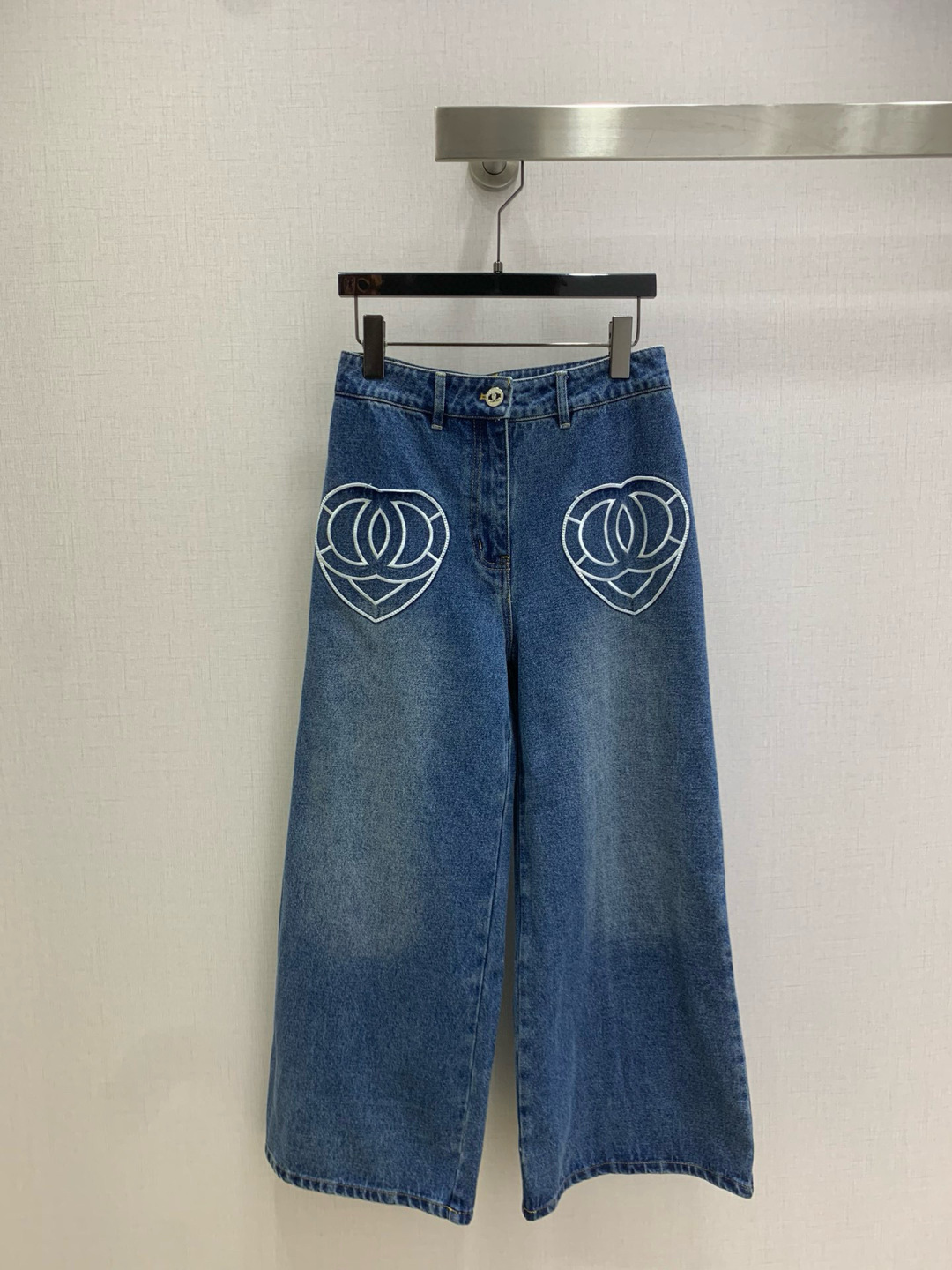 NO:562671,Highly recommended CHA* 2025 new autumn and winter style Double C love denim long-sleeved jacket Double C love denim nine-point pants Separate batches High-end production~Super fashionable new denim denim The fermentation washed personalized color upper body is cool and sassy. Made of customized high-quality twill cotton washed denim fabric, the texture is fine, the cotton feel is natural, it is muscular yet soft, the fermentation washed color is not a picky classic color, super beautiful!  The details and workmanship are super good. New products are in stock. Unboxing and grabbing. One color SML code. High quality, jackets & coats, alexander wang19860909强烈推荐 CHA*2025秋冬新款 双C爱心牛仔长袖外套双C爱心牛仔九分裤 分开批 高版出品~超时髦新款丹宁牛仔 酵洗个性色调上身又酷又飒爽 采用定制高品质斜纹棉质水洗牛仔面料,纹理细腻,棉感自然,既有筋骨感又不失柔软,酵洗色不挑人的经典色,超级漂亮！细节做工超级好,新品现货开箱开抢 一个色 SML码 高品,,jackets & coats,alexander wang,Women's clothing