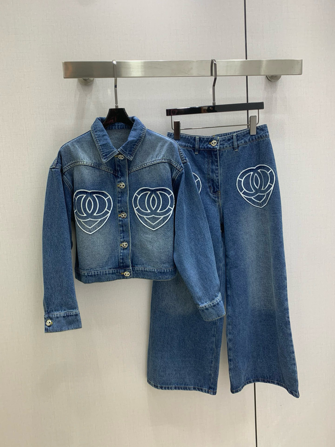 NO:562673,Highly recommended CHA* 2025 new autumn and winter style Double C love denim long-sleeved jacket Double C love denim nine-point pants Separate batches High-end production~Super fashionable new denim denim The fermentation washed personalized color upper body is cool and sassy. Made of customized high-quality twill cotton washed denim fabric, the texture is fine, the cotton feel is natural, it is muscular yet soft, the fermentation washed color is not a picky classic color, super beautiful!  The details and workmanship are super good, new products are in stock, available for grabs, one color SML code, high quality, jackets & coats, alexander wang19860909强烈推荐 CHA*2025秋冬新款 双C爱心牛仔长袖外套双C爱心牛仔九分裤 分开批 高版出品~超时髦新款丹宁牛仔 酵洗个性色调上身又酷又飒爽 采用定制高品质斜纹棉质水洗牛仔面料,纹理细腻,棉感自然,既有筋骨感又不失柔软,酵洗色不挑人的经典色,超级漂亮！细节做工超级好,新品现货开箱开抢 一个色 SML码 高品质外,,jackets & coats,alexander wang,Women's clothing