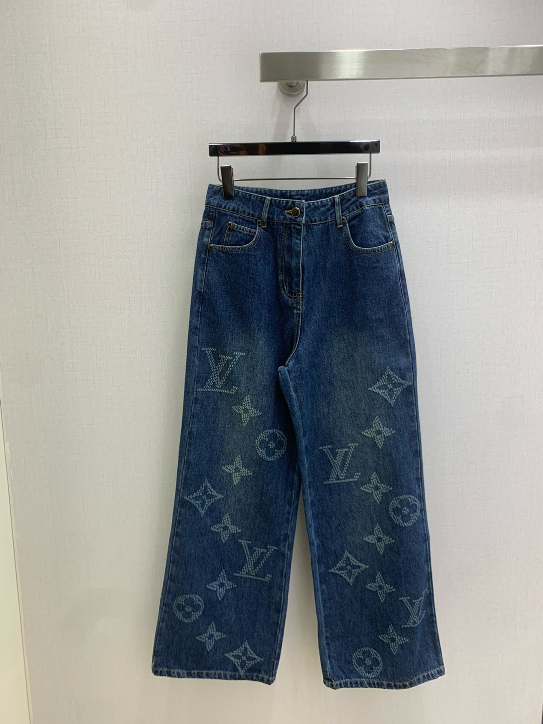 NO:562677,Highly recommended LV* 2025 new autumn and winter double-pocket denim long-sleeved shirt letter logo denim trousers, separate batches, high-end production ~ super fashionable new denim denim, enzyme-washed personalized color upper body, cool and sassy. Made of customized high-quality twill cotton washed denim fabric, fine texture, natural cotton feel, both muscular and soft, enzyme-washed color is not picky, classic color, super beautiful!  The details and workmanship are super good, new products are in stock, available for grabs, one color SML code, high quality, louis vuitton, shirts, alexander wang19860909强烈推荐 LV*2025秋冬新款 双口袋牛仔长袖衬衫字母logo牛仔长裤 分开批 高版出品~超时髦新款丹宁牛仔 酵洗个性色调上身又酷又飒爽 采用定制高品质斜纹棉质水洗牛仔面料,纹理细腻,棉感自然,既有筋骨感又不失柔软,酵洗色不挑人的经典色,超级漂亮！细节做工超级好,新品现货开箱开抢 一个色 SML码 高品质,,louis vuitton,shirts,alexander wang,Women's clothing