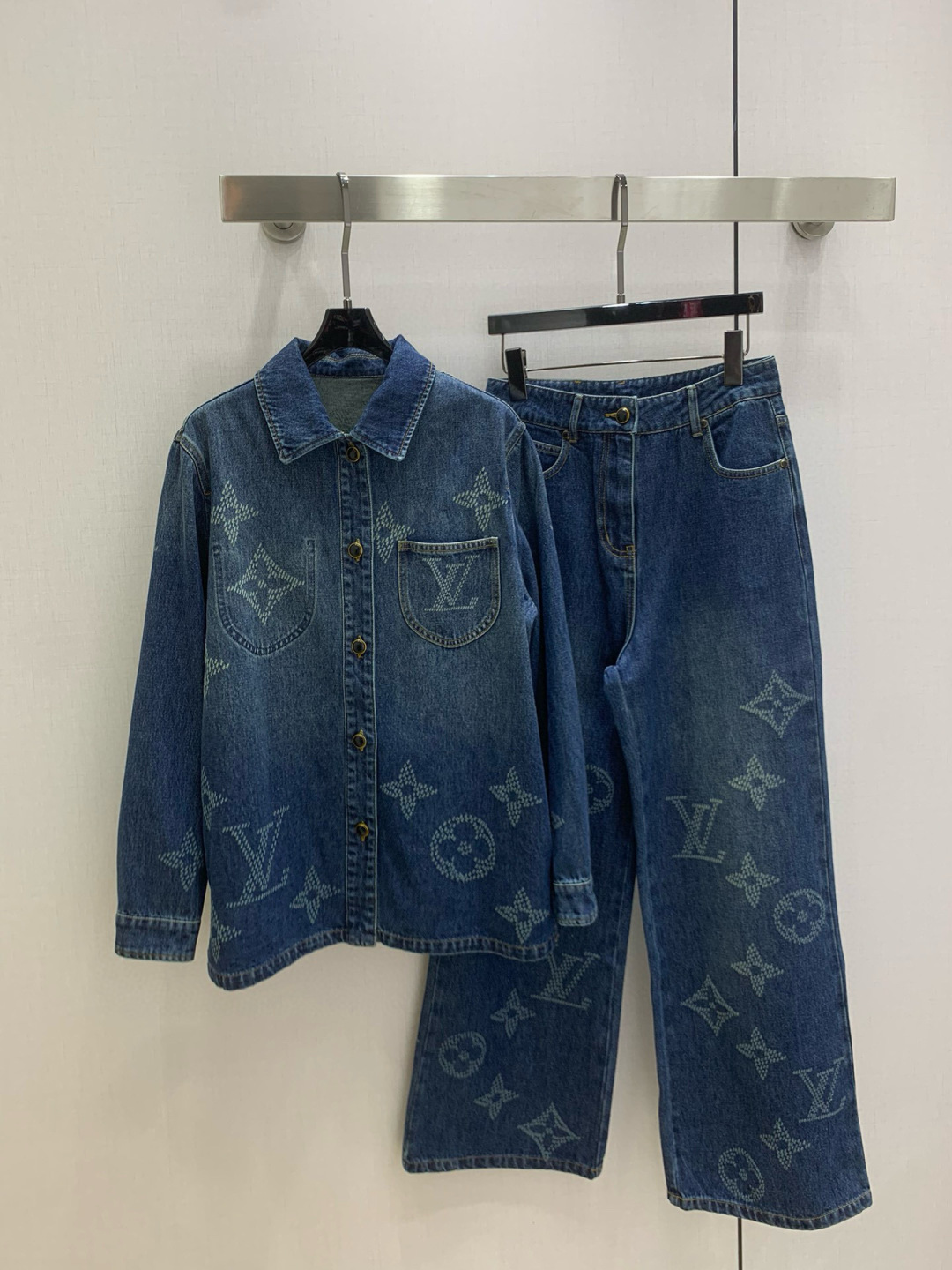 NO:562681,Highly recommended LV* 2025 new autumn and winter double-pocket denim long-sleeved shirt letter logo denim trousers, separate batches, high-end production ~ super fashionable new denim denim, enzyme-washed personalized color upper body, cool and sassy. Made of customized high-quality twill cotton washed denim fabric, fine texture, natural cotton feel, both muscular and soft, enzyme-washed color is not picky, classic color, super beautiful!  The details and workmanship are super good. New products are in stock. Unboxing and grabbing. One color SML code. High quality lining, louis vuitton, shirts, alexander wang19860909强烈推荐 LV*2025秋冬新款 双口袋牛仔长袖衬衫字母logo牛仔长裤 分开批 高版出品~超时髦新款丹宁牛仔 酵洗个性色调上身又酷又飒爽 采用定制高品质斜纹棉质水洗牛仔面料,纹理细腻,棉感自然,既有筋骨感又不失柔软,酵洗色不挑人的经典色,超级漂亮！细节做工超级好,新品现货开箱开抢 一个色 SML码 高品质衬,,louis vuitton,shirts,alexander wang,Women's clothing