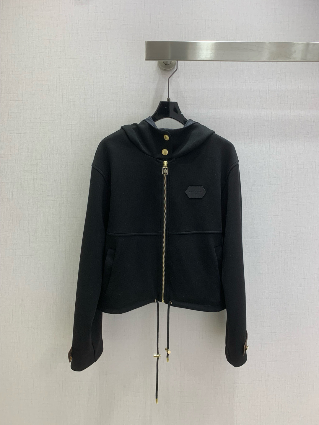 NO:563390,Highly recommended LV*2025 new autumn and winter hooded air layer jacket high version!  Clean tailoring, details online, simple yet fashionable design, slightly loose fit, self-adjusting body proportions, fashionable and advanced, full of INS blogger style!  Casual and handsome, custom-made fabrics that are both practical and textured!  Fairies!  Take action now!  One color SML code high quality ABC,,louis vuitton,jackets & coats,hats,alexander wang19860909强烈推荐 LV*2025秋冬新款 连帽空气层外套 高版出品！干净利落的剪裁 细节在线 设计简约又不失时髦感 微宽松版型 自带调节身材比例的功效 时髦高级 尽显INS博主风！随性又帅气 定制面料 实穿与质感并存！小仙女们！赶快行动起来吧！一个色 SML码 高品质ABC,,louis vuitton,jackets & coats,hats,alexander wang,Women's clothing