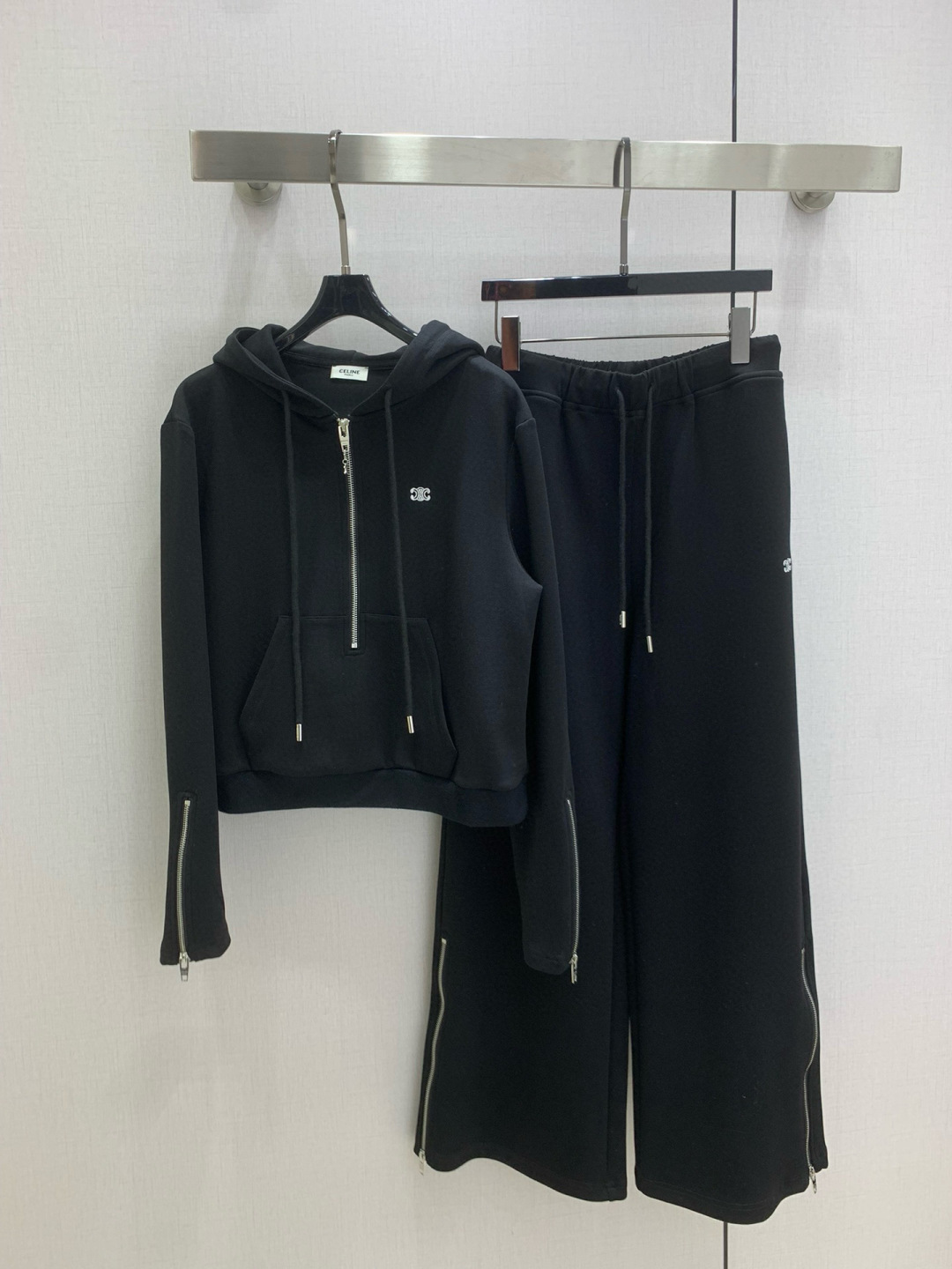 NO:563400,Highly recommended CEL* 2025 new autumn and winter hooded sweatshirt and trousers suit, classic and stylish, has its own aura, the fabric texture is very nice, fashionable and high-end, the color is super positive, the upper body is white and slim, it has a cool and handsome series, the upper body has a full aura when walking, the length is just right, easy to control, two colors SML code, high quality ABC, hoodie, sweatshirts, hats, alexander wang19860909强烈推荐 CEL*2025秋冬新款 连帽卫衣长裤套装 经典又有型 自带气场 面料质感很奈斯 时髦又高级 颜色超级正 上身显白又显瘦 自带酷帅感的系列 走路都带风上身气场全开 长度恰到好处 轻松驾驭 两个色 SML码 高品质ABC,,hoodie,sweatshirts,hats,alexander wang,Women's clothing