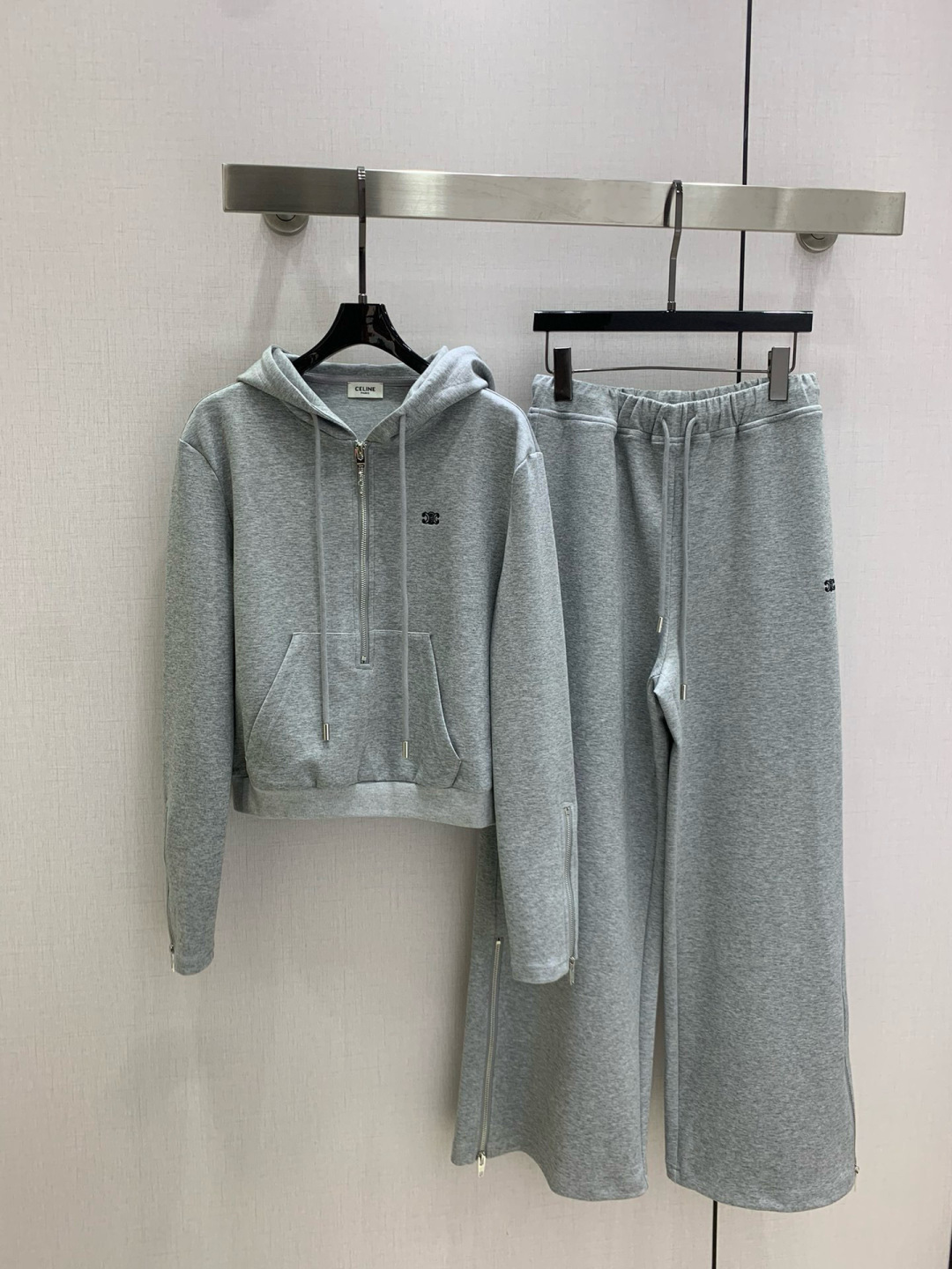 NO:563410,Highly recommended CEL* 2025 new autumn and winter hooded sweatshirt and trousers suit, classic and stylish, has its own aura, the fabric texture is very nice, fashionable and high-end, the color is super positive, the upper body is white and slim, it has a cool and handsome series, the upper body has a full aura when walking, the length is just right, easy to control, two colors SML code, high quality ABC, hoodie, sweatshirts, hats, alexander wang19860909强烈推荐 CEL*2025秋冬新款 连帽卫衣长裤套装 经典又有型 自带气场 面料质感很奈斯 时髦又高级 颜色超级正 上身显白又显瘦 自带酷帅感的系列 走路都带风上身气场全开 长度恰到好处 轻松驾驭 两个色 SML码 高品质ABC,,hoodie,sweatshirts,hats,alexander wang,Women's clothing