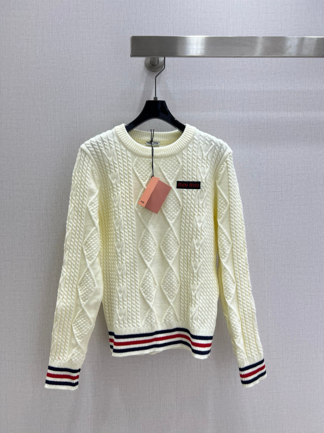 NO:564833,Highly recommended MIU*2025 new autumn and winter diamond striped long-sleeved sweater, virgin wool, delicate and soft texture. Classic age-reducing item!  The pattern doesn’t make your upper body look slimmer!  A perfect item that Bai Fumei must buy. The texture is superb and the workmanship is perfect!  Grab the spot now and get the big orders!  Two colors SML code high quality ABC,,miumiu,sweaters,alexander wang19860909强烈推荐 MIU*2025秋冬新款 菱格条纹长袖毛衣 初剪羊毛 质感细腻软糯.经典减龄单品！版型不挑人上身巨显瘦！白富美必收的完美单品.质感超赞完美做工品质！现货开抢 大单子甩过来！两个色 SML码 高品质ABC,,miumiu,sweaters,alexander wang,Women's clothing