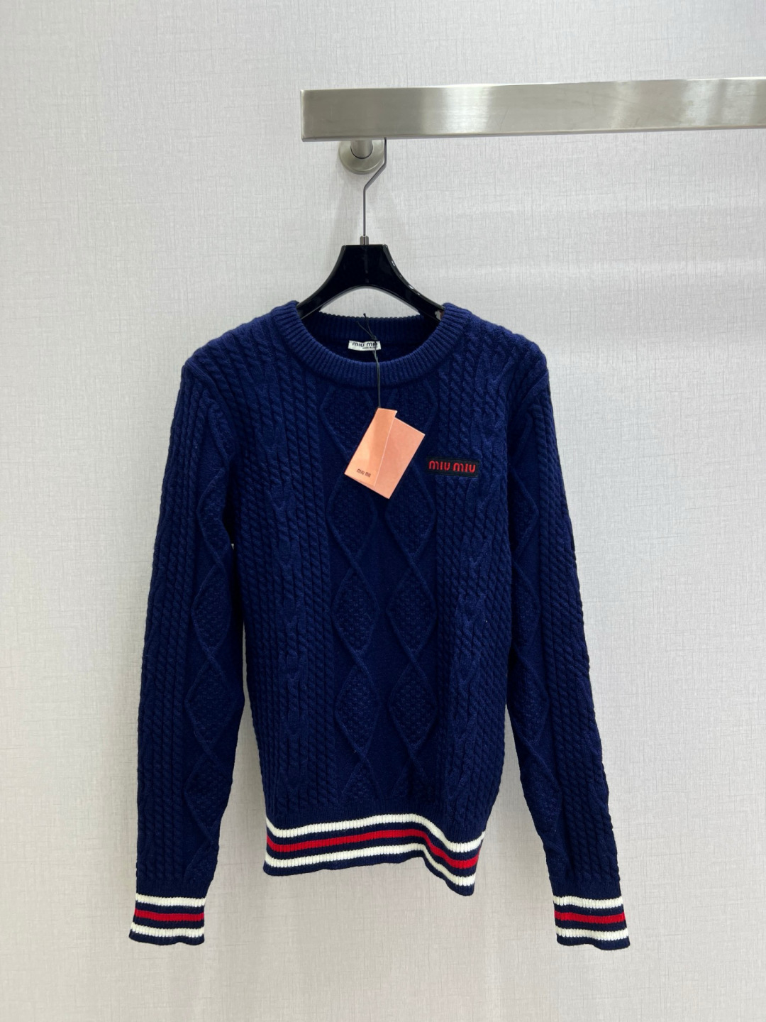 NO:564844,Highly recommended MIU*2025 new autumn and winter diamond striped long-sleeved sweater, virgin wool, delicate and soft texture. Classic age-reducing item!  The pattern doesn’t make your upper body look slimmer!  A perfect item that Bai Fumei must buy. The texture is superb and the workmanship is perfect!  Grab the spot now and get the big orders!  Two colors SML code high quality ABC,,miumiu,sweaters,alexander wang19860909强烈推荐 MIU*2025秋冬新款 菱格条纹长袖毛衣 初剪羊毛 质感细腻软糯.经典减龄单品！版型不挑人上身巨显瘦！白富美必收的完美单品.质感超赞完美做工品质！现货开抢 大单子甩过来！两个色 SML码 高品质ABC,,miumiu,sweaters,alexander wang,Women's clothing