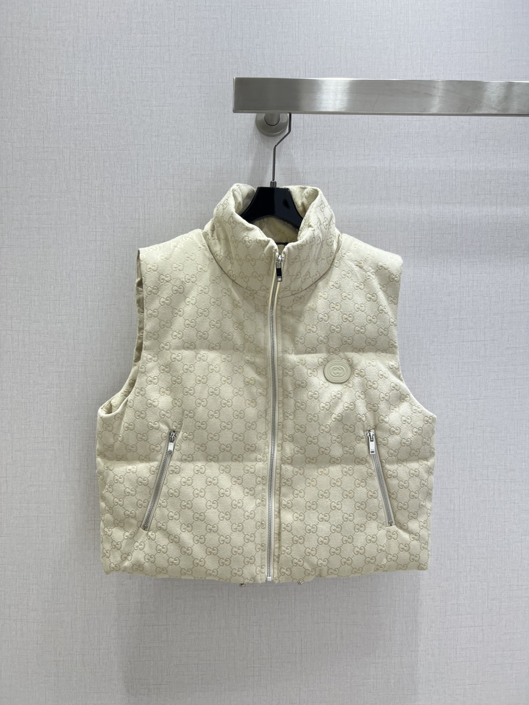 NO:564854,With dust bag, highly recommended GUC*2025 new autumn and winter style, presbyopic sleeveless vest jacket, GG jacquard cotton canvas down vest jacket, decorated with interlocking double G oval leather label, filled with 90 goose down, two colors SML code, high quality AB,,gucci,jackets & coats,down jacket,alexander wang19860909配防尘袋强烈推荐 GUC*2025秋冬新款 老花无袖马甲外套 GG提花棉质帆布羽绒马甲外套 饰互扣式双G椭圆形皮革标牌,填充物90鹅绒 两个色 SML码 高品质AB,,gucci,jackets & coats,down jacket,alexander wang,Women's clothing