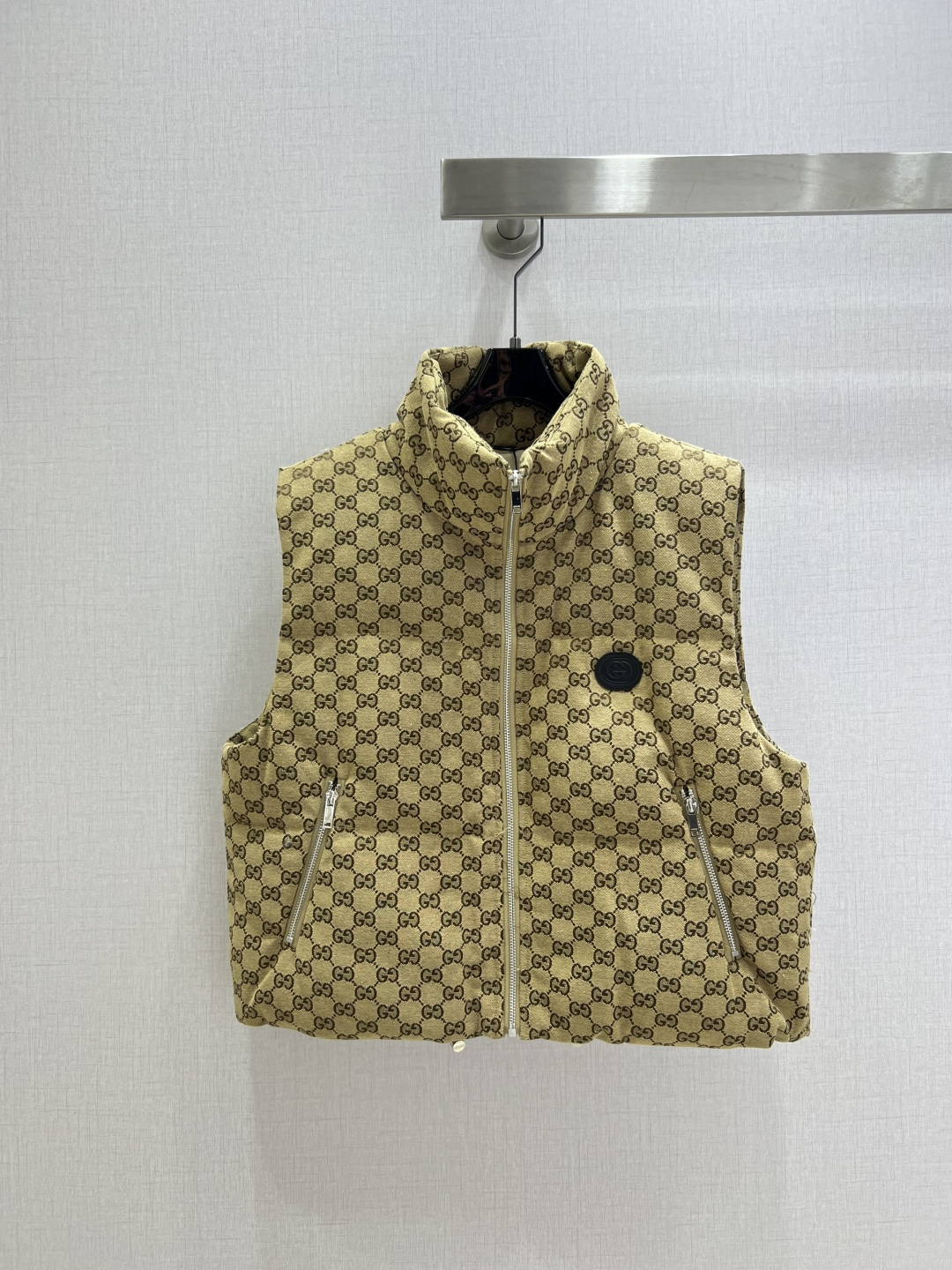 NO:564864,Comes with dust bag, highly recommended GUC*2025 new autumn and winter style, presbyopic sleeveless vest jacket, GG jacquard cotton canvas down vest jacket, decorated with interlocking double G oval leather label, filled with 90 goose down, two colors SML code, high quality ABC,,gucci,jackets & coats,down jacket,alexander wang19860909配防尘袋强烈推荐 GUC*2025秋冬新款 老花无袖马甲外套 GG提花棉质帆布羽绒马甲外套 饰互扣式双G椭圆形皮革标牌,填充物90鹅绒 两个色 SML码 高品质ABC,,gucci,jackets & coats,down jacket,alexander wang,Women's clothing