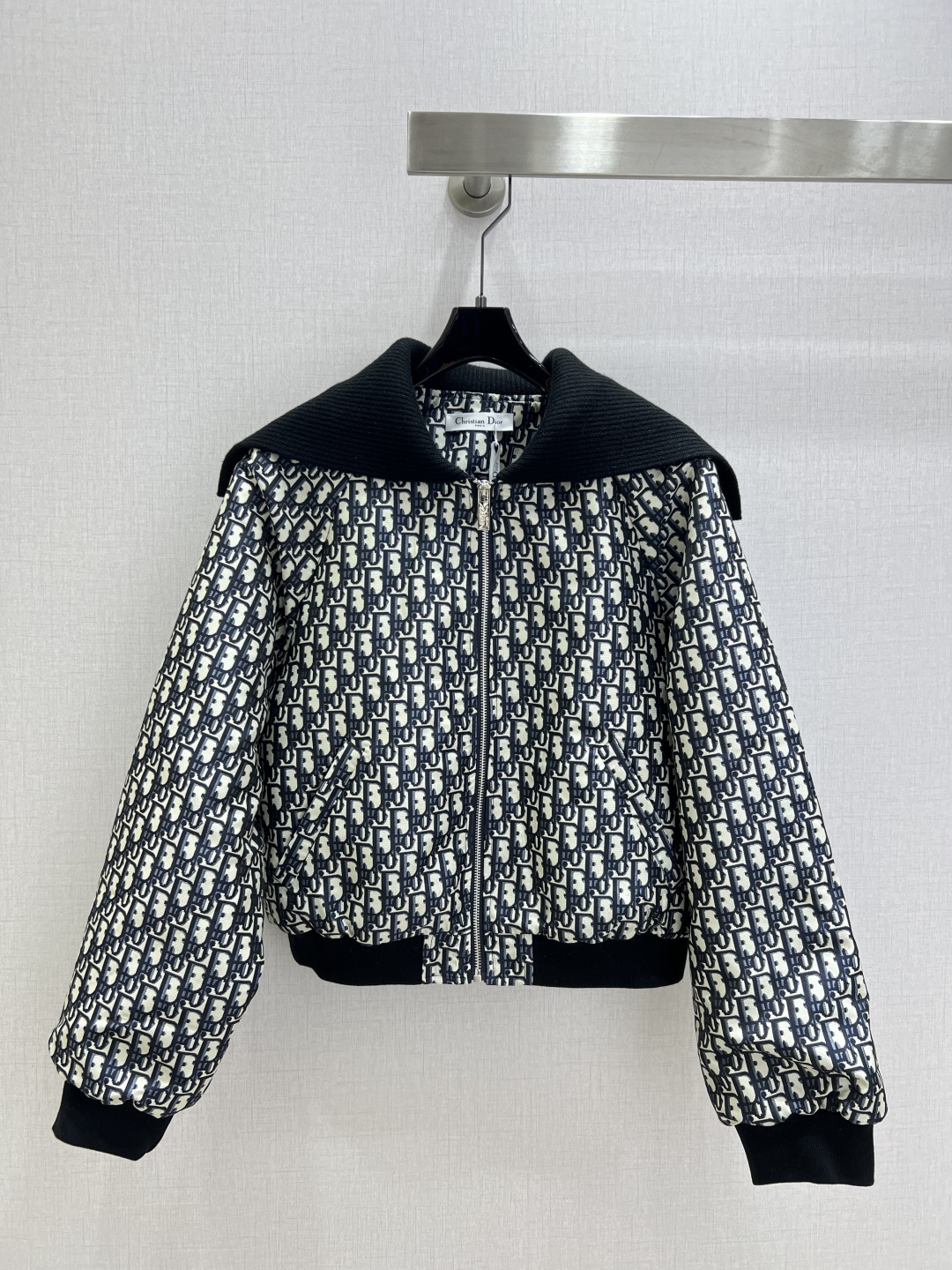 NO:564880,Highly recommended DIO*2025 new autumn and winter style jacquard ribbed long-sleeved jacket, classic jacquard fabric, casual short version, with oversized ribbed collar and side pockets. Decorated with ribbed hem and cuffs. Two colors SML code. High quality ABC, dior, jackets & coats, alexander wang19860909强烈推荐 DIO*2025秋冬新款 提花罗纹长袖外套,经典提花面料,休闲的短款版型,搭配超大版型罗纹衣领和侧面口袋.饰以罗纹底边和袖口 两个色 SML码 高品质ABC,,dior,jackets & coats,alexander wang,Women's clothing