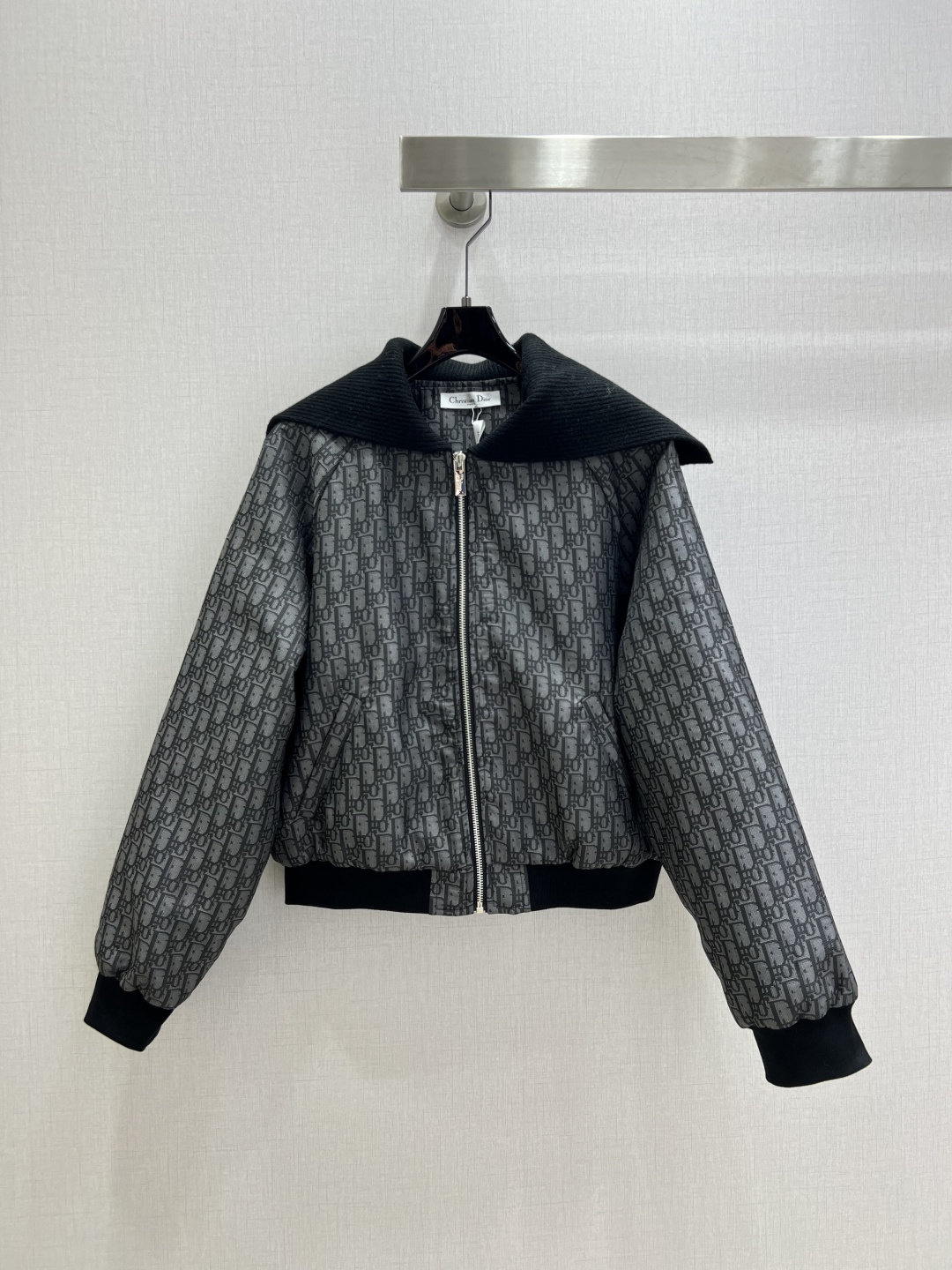 NO:564872,Highly recommended DIO*2025 new autumn and winter style jacquard ribbed long-sleeved jacket, classic jacquard fabric, casual short version, with oversized ribbed collar and side pockets. Decorated with ribbed hem and cuffs. Two colors SML code. High quality ABC, dior, jackets & coats, alexander wang19860909强烈推荐 DIO*2025秋冬新款 提花罗纹长袖外套,经典提花面料,休闲的短款版型,搭配超大版型罗纹衣领和侧面口袋.饰以罗纹底边和袖口 两个色 SML码 高品质ABC,,dior,jackets & coats,alexander wang,Women's clothing