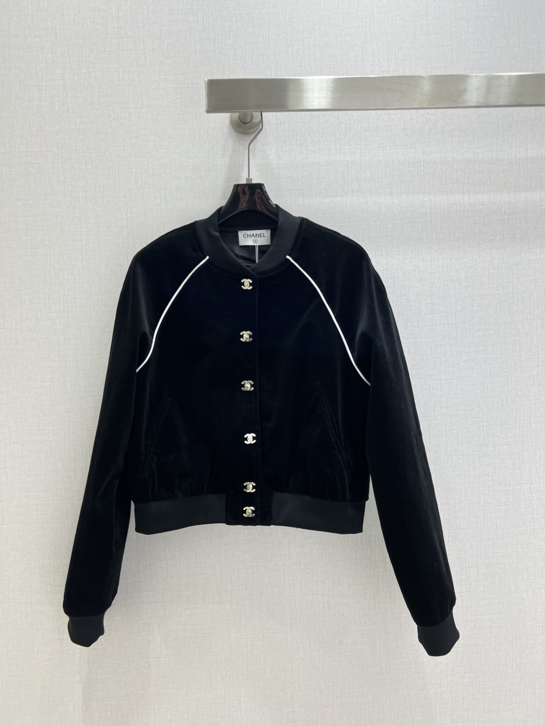 NO:564888,Highly recommended CHA*2025 new autumn and winter button jacket, extremely fashionable, high-end custom logo metal buckle, unique style, casual and easy!  Not only is the color beautiful, the texture is also great!  Exquisite and fashionable, two colors, SML code, high quality ABC,,jackets & coats,jackets & coats,alexander wang19860909强烈推荐 CHA*2025秋冬新款 纽扣夹克外套 时髦度爆棚 高级定制Logo金属扣 绝绝子的版型 随性洒脱！不旦颜色美,质感也敲好！精致又时尚 两个色 SML码 高品质ABC,,jackets & coats,jackets & coats,alexander wang,Women's clothing