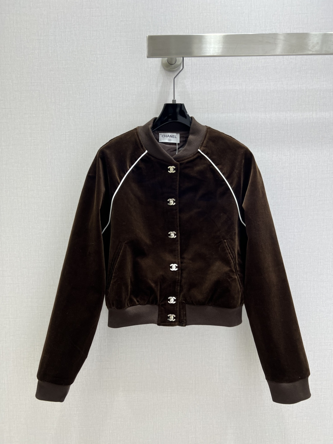 NO:564896,Highly recommended CHA*2025 new autumn and winter button jacket, extremely fashionable, high-end custom logo metal buckle, unique style, casual and easy!  Not only is the color beautiful, the texture is also great!  Exquisite and fashionable, two colors, SML code, high quality ABC,,jackets & coats,jackets & coats,alexander wang19860909强烈推荐 CHA*2025秋冬新款 纽扣夹克外套 时髦度爆棚 高级定制Logo金属扣 绝绝子的版型 随性洒脱！不旦颜色美,质感也敲好！精致又时尚 两个色 SML码 高品质ABC,,jackets & coats,jackets & coats,alexander wang,Women's clothing