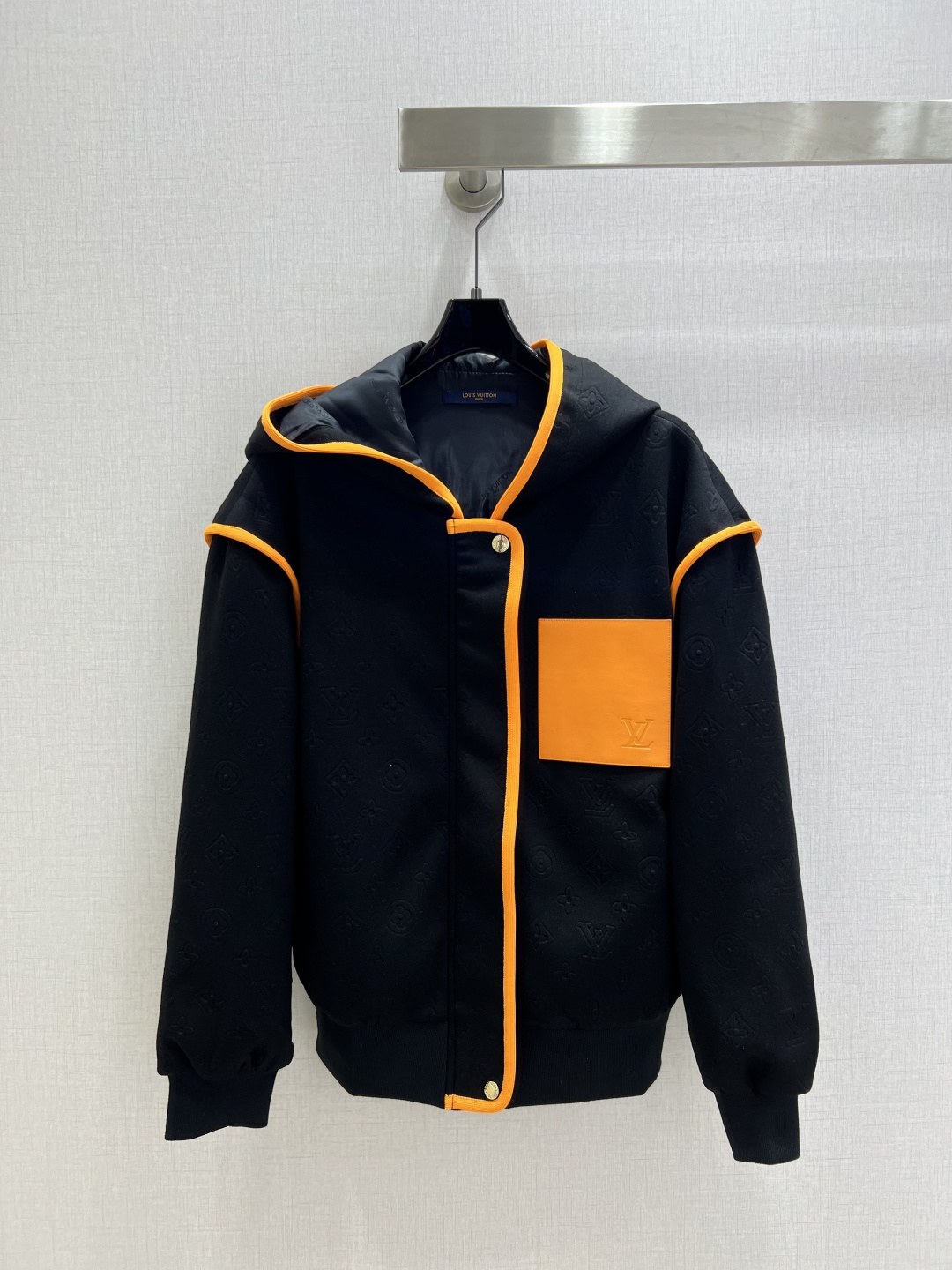 NO:564909,Highly recommended LV* 2025 new autumn and winter hooded leather brand zipper jacket. Soft fabric. Classic and stylish. Has its own aura. The fabric texture is very nice. Fashionable and high-end. The color is super positive. The upper body is white and slim. It has a cool and handsome series. The upper body is full of aura when walking. The length is just right and easy to control. One color SML code. High quality ABC, Louis Vuitton, jackets & coats, hats, alexander wang19860909强烈推荐 LV*2025秋冬新款 连帽皮牌拉链外套 柔软面料 经典又有型 自带气场 面料质感很奈斯 时髦又高级 颜色超级正 上身显白又显瘦 自带酷帅感的系列 走路都带风上身气场全开 长度恰到好处 轻松驾驭 一个色 SML码 高品质ABC,,louis vuitton,jackets & coats,hats,alexander wang,Women's clothing