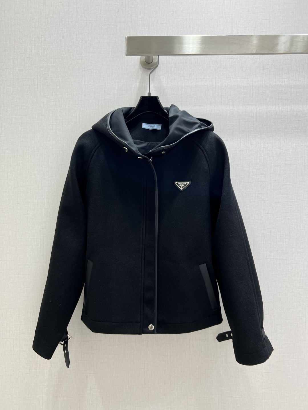 NO:564915,Highly recommended PRA*2025 new autumn and winter woolen hooded logo jacket. Slightly stiff fabric. Classic and stylish. Comes with aura. The fabric texture is very nice. Fashionable and high-end. The color is super positive. The upper body is white and slim. It has a cool and handsome series. Walking with wind, the upper body is full of aura. The length is just right. Easy to control. One color SML code. High quality ABC, prada, jackets & coats, hats, alexander wang19860909强烈推荐 PRA*2025秋冬新款 毛呢连帽徽标外套 微挺面料 经典又有型 自带气场 面料质感很奈斯 时髦又高级 颜色超级正 上身显白又显瘦 自带酷帅感的系列 走路都带风上身气场全开 长度恰到好处 轻松驾驭 一个色 SML码 高品质ABC,,prada,jackets & coats,hats,alexander wang,Women's clothing