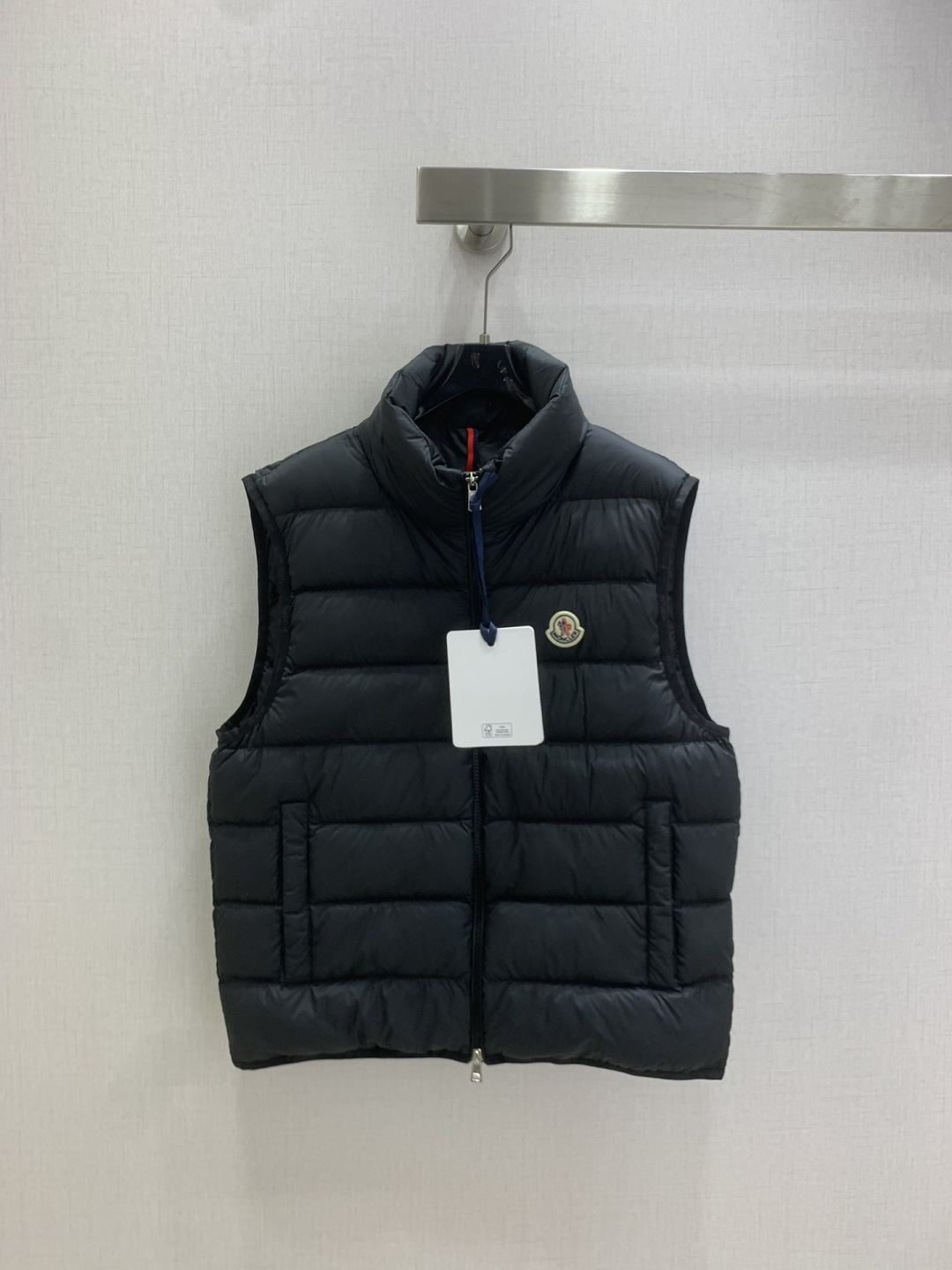 NO:564885,Comes with a dust bag. Highly recommended. MON*2025 new autumn and winter style. Sleeveless down vest jacket, low-key and high-end. Classic style. Super warm, soft, delicate and extremely warm. Contains white goose down. Thick, warm and super stylish. A must-have for winter. Three colors. 1.2.3.4.5 code. High quality ABC,,jackets & coats,down jacket,alexander wang19860909配防尘袋强烈推荐 MON*2025秋冬新款 无袖羽绒马甲外套低调又高级 经典造型 超保暖柔软细腻巨保暖的国标 含白鹅绒 厚实保暖超有型.冬季必备款 三个色 1.2.3.4.5码 高品质ABC,,jackets & coats,down jacket,alexander wang,Women's clothing