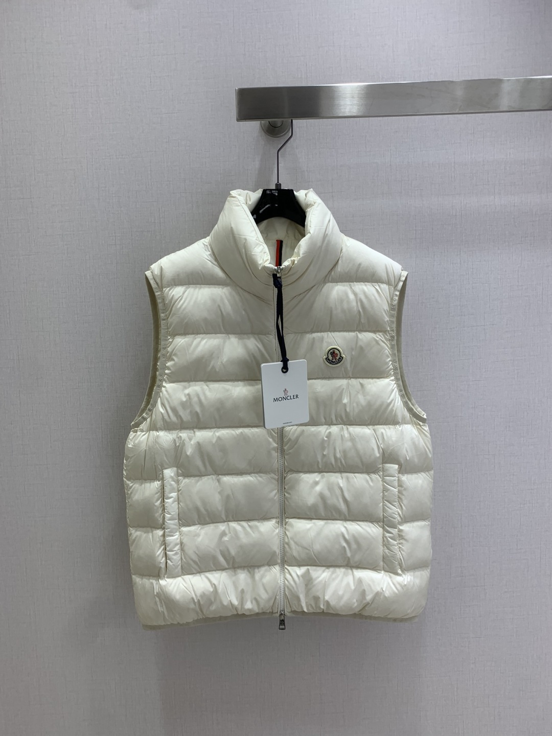 NO:564893,Comes with a dust bag. Highly recommended. MON*2025 new autumn and winter style. Sleeveless down vest jacket, low-key and high-end. Classic style. Super warm, soft, delicate and extremely warm. Contains white goose down. Thick, warm and super stylish. A must-have for winter. Three colors. 1.2.3.4.5 code. High quality ABC,,jackets & coats,down jacket,alexander wang19860909配防尘袋强烈推荐 MON*2025秋冬新款 无袖羽绒马甲外套低调又高级 经典造型 超保暖柔软细腻巨保暖的国标 含白鹅绒 厚实保暖超有型.冬季必备款 三个色 1.2.3.4.5码 高品质ABC,,jackets & coats,down jacket,alexander wang,Women's clothing
