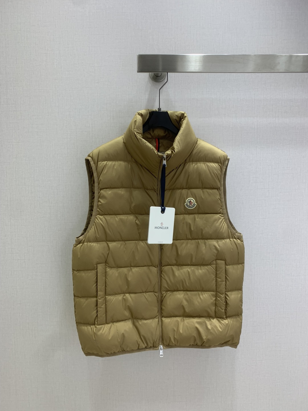 NO:564901,Comes with a dust bag. Highly recommended. MON*2025 new autumn and winter style. Sleeveless down vest jacket, low-key and high-end. Classic style. Super warm, soft, delicate and extremely warm. Contains white goose down. Thick, warm and super stylish. A must-have for winter. Three colors. 1.2.3.4.5 code. High quality ABC,,jackets & coats,down jacket,alexander wang19860909配防尘袋强烈推荐 MON*2025秋冬新款 无袖羽绒马甲外套低调又高级 经典造型 超保暖柔软细腻巨保暖的国标 含白鹅绒 厚实保暖超有型.冬季必备款 三个色 1.2.3.4.5码 高品质ABC,,jackets & coats,down jacket,alexander wang,Women's clothing