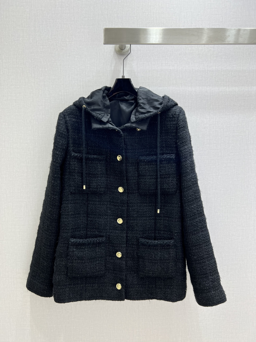 NO:565753,Highly recommended CHA*2025 early autumn new style detachable hooded slub jacket. Customized YB imported woolen slub material. The texture is obvious and the texture is high-quality. It creates a model of Xiangjia lady style. The contoured shoulder version is matched with the hooded imprinted placket decoration. Casual details and elegance collide to highlight the brand style. The woven texture interspersed with silver threads is obvious. It shows luxury without losing temperament. Multiple pocket embellishments. Rich details. Ready-made clothes achieve the ultimate texture.  The first choice for fashionable outfits in all seasons. A fashionable jacket that can be salty or sweet. Customized fabrics and accessories. Look for the correct version. High version. One color. SML code. High quality AB, chanel, jackets & coats, hats, alexander wang.19860909强烈推荐 CHA*2025早秋新款 可拆卸连帽粗纺外套 定制YB进口羊毛呢粗纺材质 肌理明显 质感上乘 打造香家名媛风典范 廓形正肩版型 搭配连帽印刻襟扣装饰 休闲感细节与优雅气息碰撞 凸显品牌格调 穿插银丝的编织肌理感明显 尽显奢华又不失气质 多重口袋点缀 丰富细节 成衣将质感做到极致 四季时髦精穿搭首选 一款可盐可甜时髦外套 定制面辅料 认准版本 高版本 一个色 SML码 高品质AB,,chanel,jackets & coats,hats,alexander wang,Women's clothing