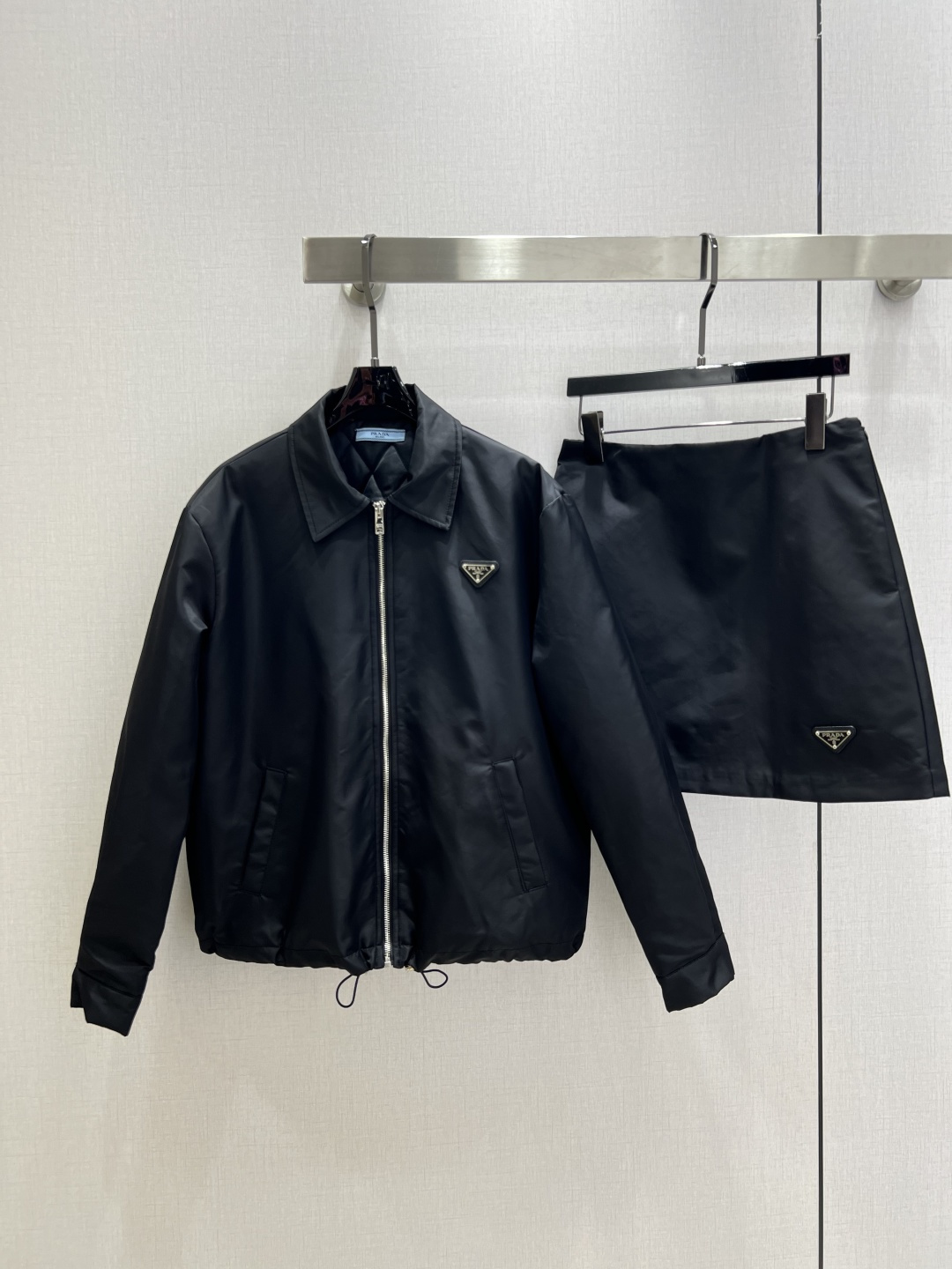 NO:565771,Highly recommended PRA* 2025 new autumn and winter style Lapel quilted zipper jacket quilted zipper skirt Separate batches Comfortable to the touch Cotton lining Fits the dual needs of comfort and fashion and can be integrated into every daily dressing scene Only dry clean or hand wash/not machine washable Two colors SML code High quality jackets, prada, skirts, jackets & coats, alexander wang19860909强烈推荐 PRA*2025秋冬新款 翻领夹棉拉链外套夹棉拉链半裙 分开批 手感舒适 内里夹棉 贴合舒适与时髦的双需求能融入每个日常的穿搭场景中 只能干洗或者手洗/不可机洗两个色 SML码 高品质外套,,prada,skirts,jackets & coats,alexander wang,Women's clothing