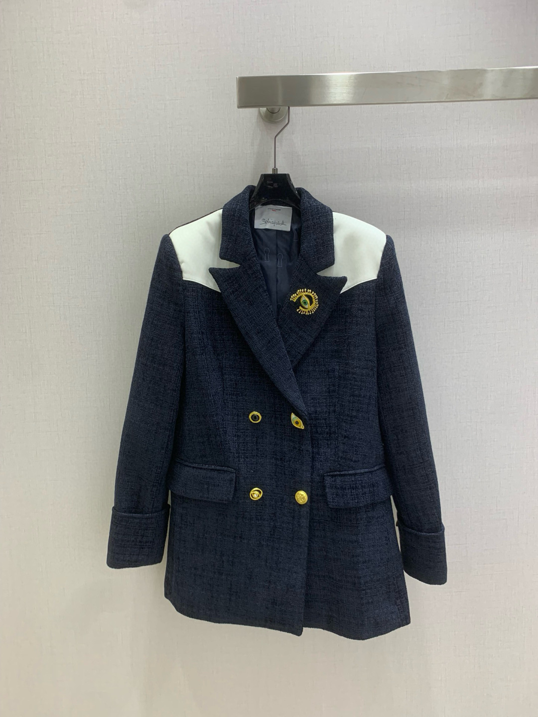 NO:565790,Highly recommended SCH*2025 new autumn and winter double pocket button suit jacket. Unique eye button design. The upper body is exquisite and capable, and it can be matched with ease!  The customized imported fabrics are crisp and stylish, with a full sense of high-end. Full of texture and fashionable, it is recommended to buy!  The quality of workmanship depends on the details. Two colors. SML code. High quality ABC, jackets & coats, business suit, alexander wang19860909强烈推荐 SCH*2025秋冬新款 双口袋纽扣西装外套 独特的眼睛钮扣设计 上身精致又干练得体,搭配起来随心应手！定制的进口面料挺括有型 满满的高级感.质感十足,时尚潮流 ,推荐入手！ 做工品质看细节 两个色 SML码 高品质ABC,,jackets & coats,business suit,alexander wang,Women's clothing