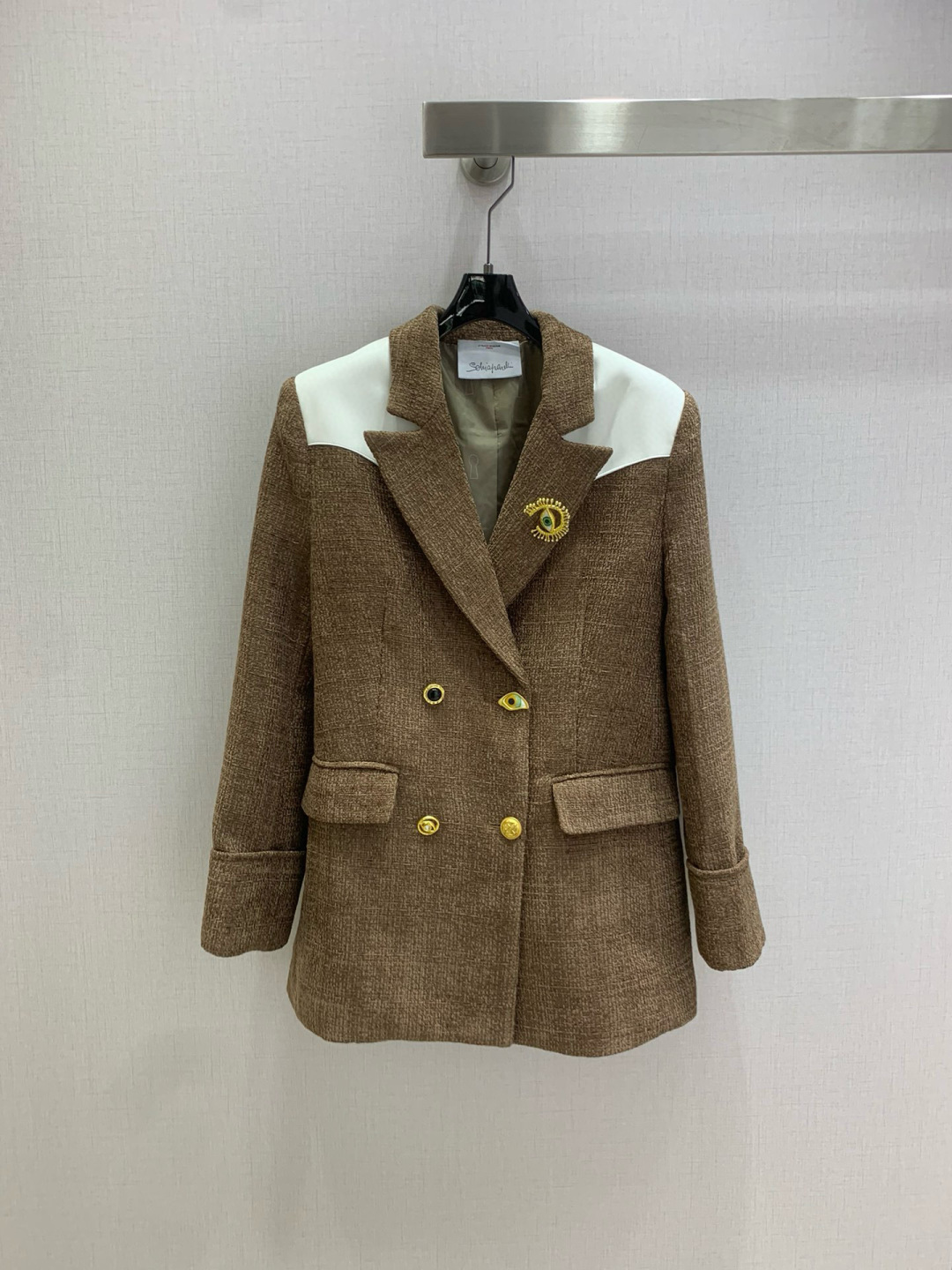 NO:565798,Highly recommended SCH*2025 new autumn and winter double pocket button suit jacket. Unique eye button design. The upper body is exquisite and capable, and it can be matched with ease!  The customized imported fabrics are crisp and stylish, with a full sense of high-end. Full of texture and fashionable, it is recommended to buy!  The quality of workmanship depends on the details. Two colors. SML code. High quality ABC, jackets & coats, business suit, alexander wang19860909强烈推荐 SCH*2025秋冬新款 双口袋纽扣西装外套 独特的眼睛钮扣设计 上身精致又干练得体,搭配起来随心应手！定制的进口面料挺括有型 满满的高级感.质感十足,时尚潮流 ,推荐入手！ 做工品质看细节 两个色 SML码 高品质ABC,,jackets & coats,business suit,alexander wang,Women's clothing