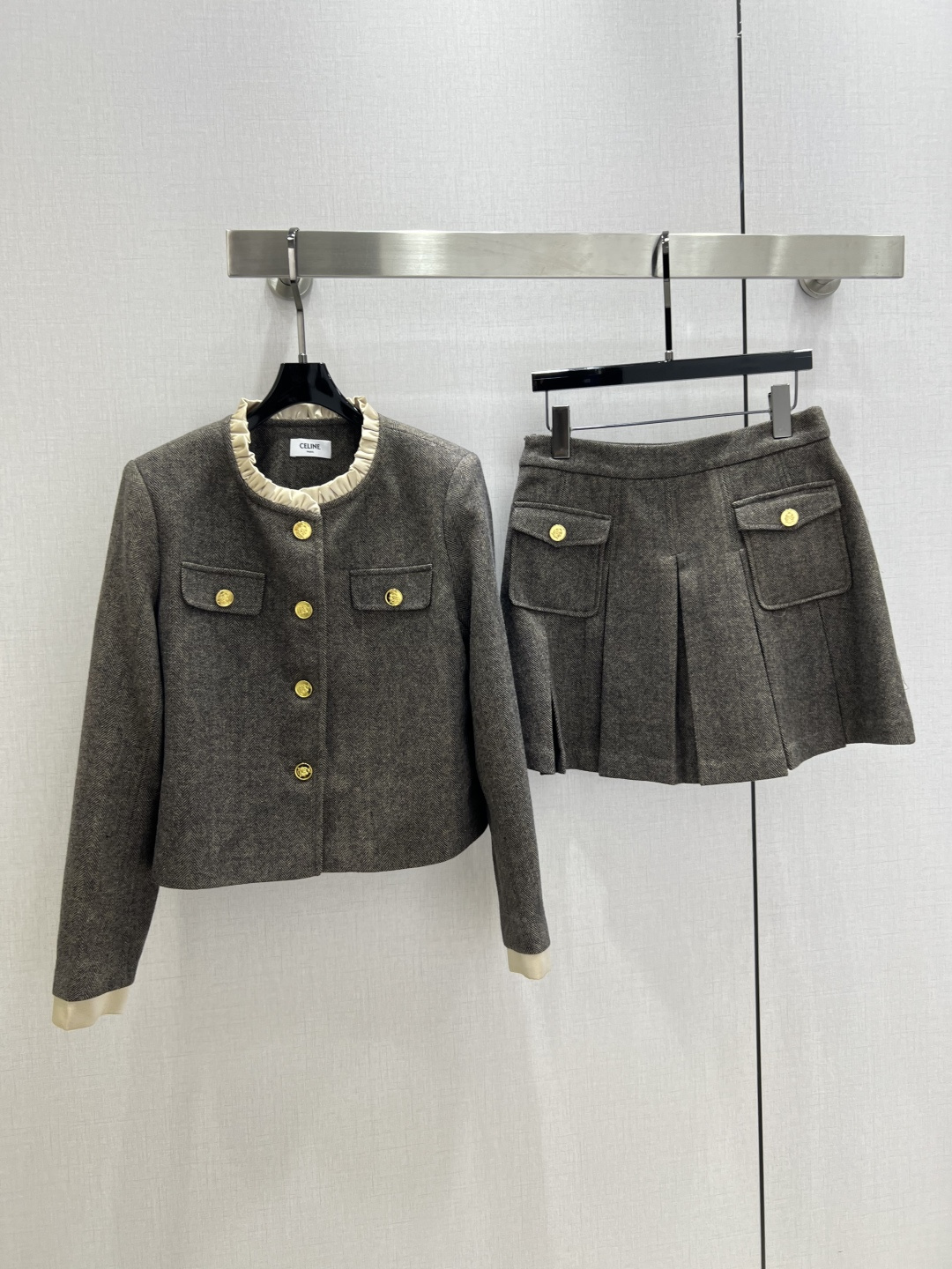 NO:566638,Highly recommended CEL* 2025 new autumn and winter style. Stitched wavy pleated skirt suit. Classic and stylish. It has its own aura. The texture of the fabric is very nice. It is fashionable and high-end. The color is super positive. The upper body is white and slim. It has a cool and handsome series. The upper body is full of aura when walking. The length is just right and easy to control. One color SML code. High quality ABC, skirts, alexander wang19860909强烈推荐 CEL*2025秋冬新款 拼接波浪压褶半裙套装 经典又有型 自带气场 面料质感很奈斯 时髦又高级 颜色超级正 上身显白又显瘦 自带酷帅感的系列 走路都带风上身气场全开 长度恰到好处 轻松驾驭 一个色 SML码 高品质ABC,,skirts,alexander wang,Women's clothing