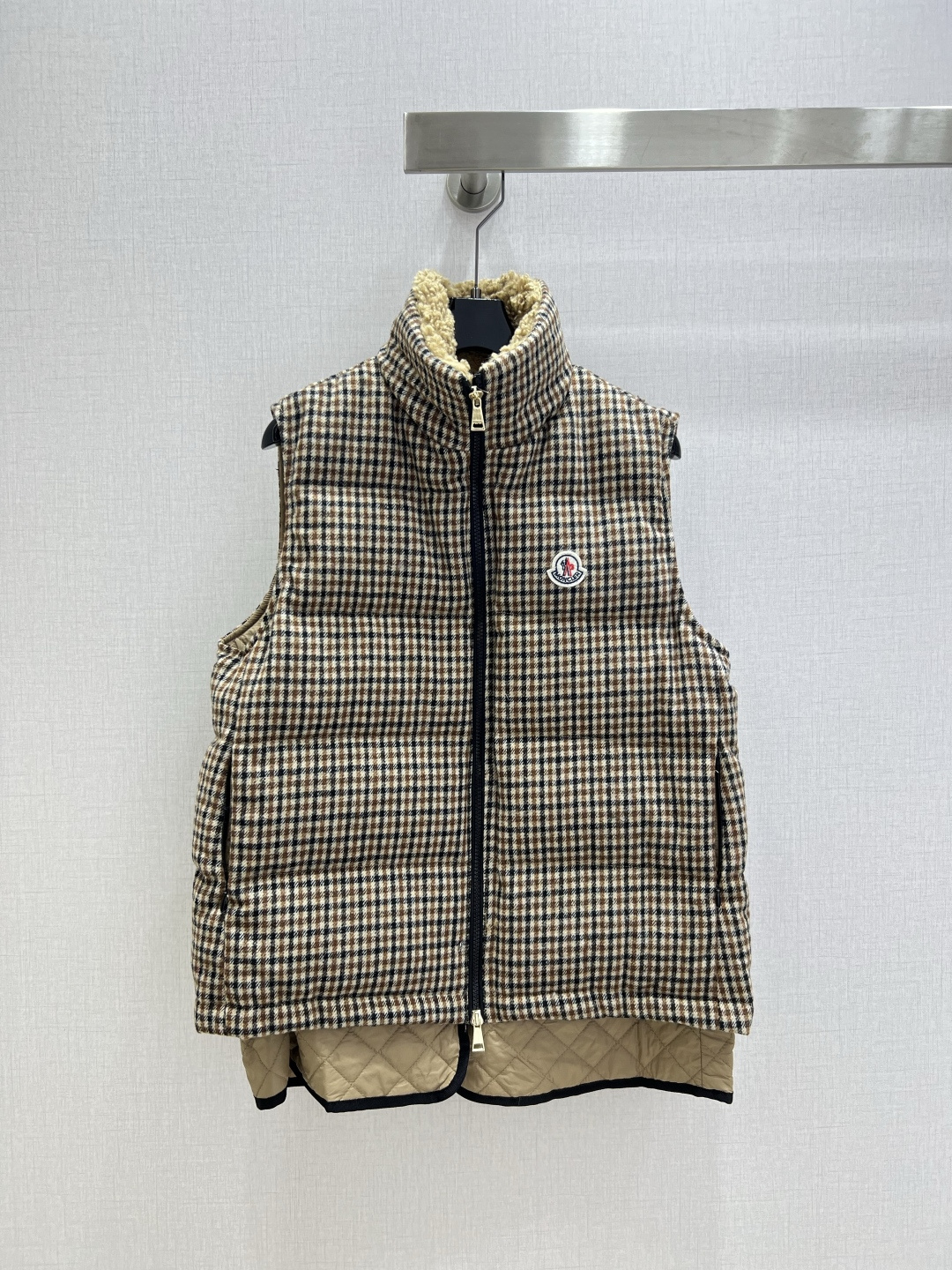 NO:566688,Comes with a dust bag. Highly recommended. MON*2025 new autumn and winter plaid wool down vest jacket. Full of design, fashionable, low-key, luxurious and high-end!  The style is versatile and not picky, and the quality of workmanship depends on the details. A must-have for white, rich and beautiful women!  One color SML code high quality ABC,,jackets & coats,down jacket,alexander wang19860909配防尘袋强烈推荐 MON*2025秋冬新款 格子羊毛羽绒马甲外套 设计感拉满 时髦低调气质又奢华高级！版型百搭不挑人,做工品质看细节.白富美必入！一个色 SML码 高品质ABC,,jackets & coats,down jacket,alexander wang,Women's clothing