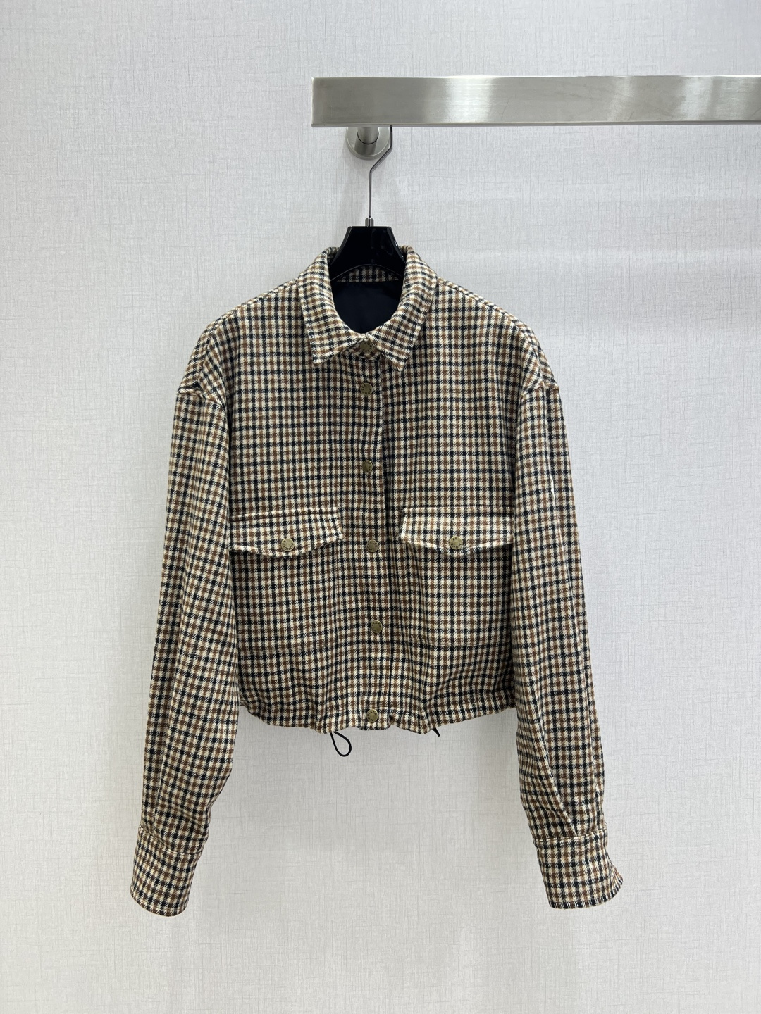 NO:566696,Highly recommended MON* 2025 new autumn and winter plaid lapel double pocket jacket 50 wool, full of design, fashionable, low-key temperament and luxurious and high-end!  The style is versatile and not picky, the quality of workmanship depends on the details. White, rich and beautiful are a must-have. One color SML code, high quality ABC, jackets & coats, alexander wang19860909强烈推荐 MON*2025秋冬新款 格子翻领双口袋外套 50羊毛 设计感拉满 时髦低调气质又奢华高级！版型百搭不挑人,做工品质看细节.白富美必入 一个色 SML码 高品质ABC,,jackets & coats,alexander wang,Women's clothing