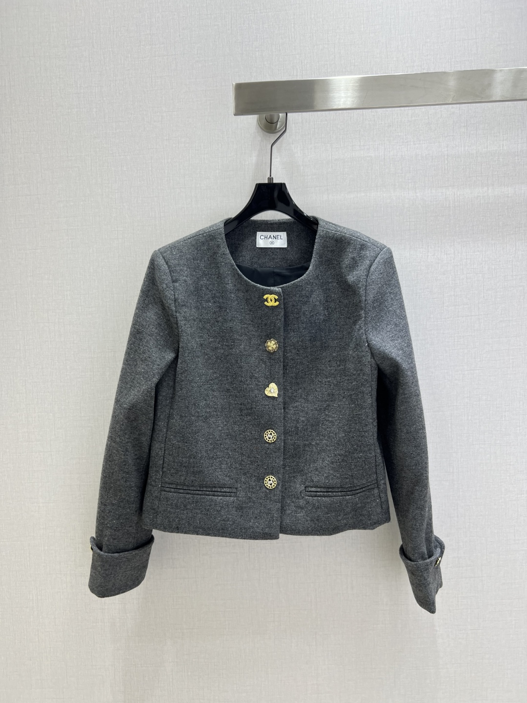 NO:566680,Highly recommended CHA*2025 new autumn and winter round neck French long-sleeved jacket. Classic style jacket. I fell in love with it at first sight. The pattern design can modify the neck line very well, and the upper body temperament is immediately improved. Customized buttons. The pattern is very beautiful on the upper body. The color is super white. One color SML code. High quality ABC, jackets & coats, alexander wang19860909强烈推荐 CHA*2025秋冬新款 圆领法式长袖外套 经典造型外套 一眼就爱上了,版型设计能很好的修饰颈部线条,上身气质立马提升,定制纽扣,版型上身巨好看,颜色超显白 一个色 SML码 高品质ABC,,jackets & coats,alexander wang,Women's clothing