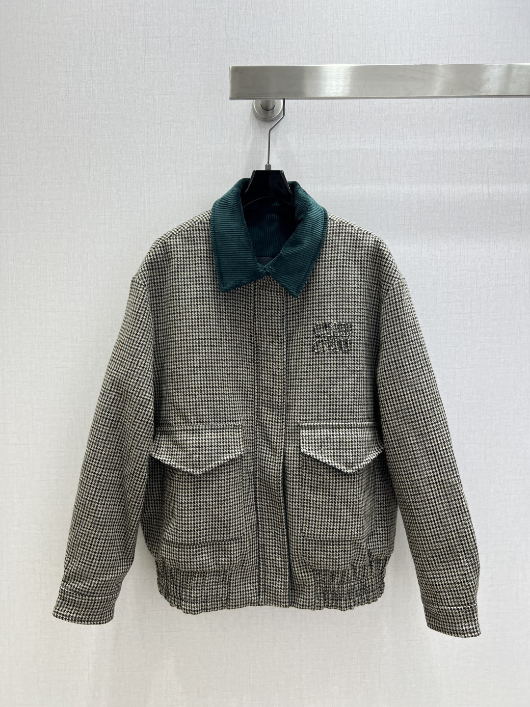 NO:566739,Highly recommended MIU*2025 new autumn and winter houndstooth lapel pocket jacket. Full of texture. The craftsmanship is more advanced. Fashionable and perfectly presents the brand style charm. Versatile and elegant, a daily essential item. The upper body is more trendy and fashionable. One color SML code. High quality ABC,,miumiu,jackets & coats,alexander wang19860909强烈推荐 MIU*2025秋冬新款 千鸟格翻领口袋外套 质感十足 工艺处质感更为高级 时髦完美呈现品牌风格魅力 百搭显气质日常必备单品 上身更具备潮流时髦感 一个色 SML码 高品质ABC,,miumiu,jackets & coats,alexander wang,Women's clothing