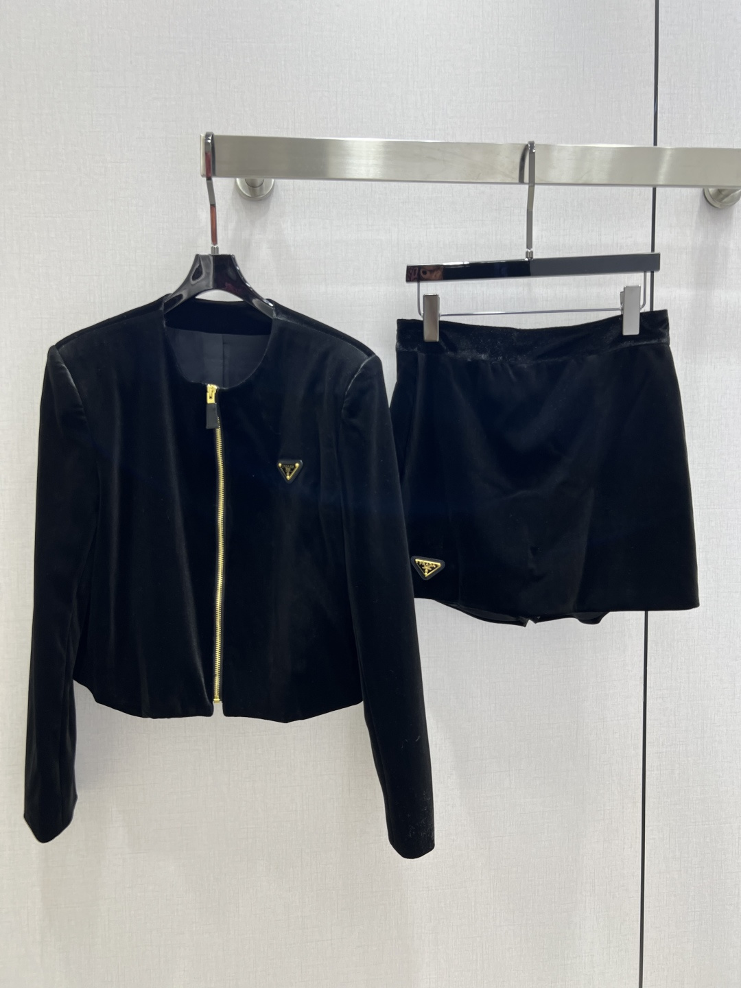 NO:566695,Highly recommended PRA*2025 new autumn and winter zipper velvet pants suit. A velvet suit that everyone can control. High-density fashionable casual style, Vintage, handsome, mid-century style. It meets the dual needs of comfort and fashion and can be integrated into every daily dressing scene. Playful and age-reducing design elements full of vitality. One color SML code. High quality ABC, prada, skirts, alexander wang19860909强烈推荐 PRA*2025秋冬新款 拉链丝绒裤裙套装 人人都能驾驭的丝绒套装.高密度时髦休闲风 Vintage帅气 中古风 贴合舒适与时髦的双需求能融入每个日常的穿搭场景中.俏皮减龄充满元气的设计元素 一个色 SML码 高品质ABC,,prada,skirts,alexander wang,Women's clothing