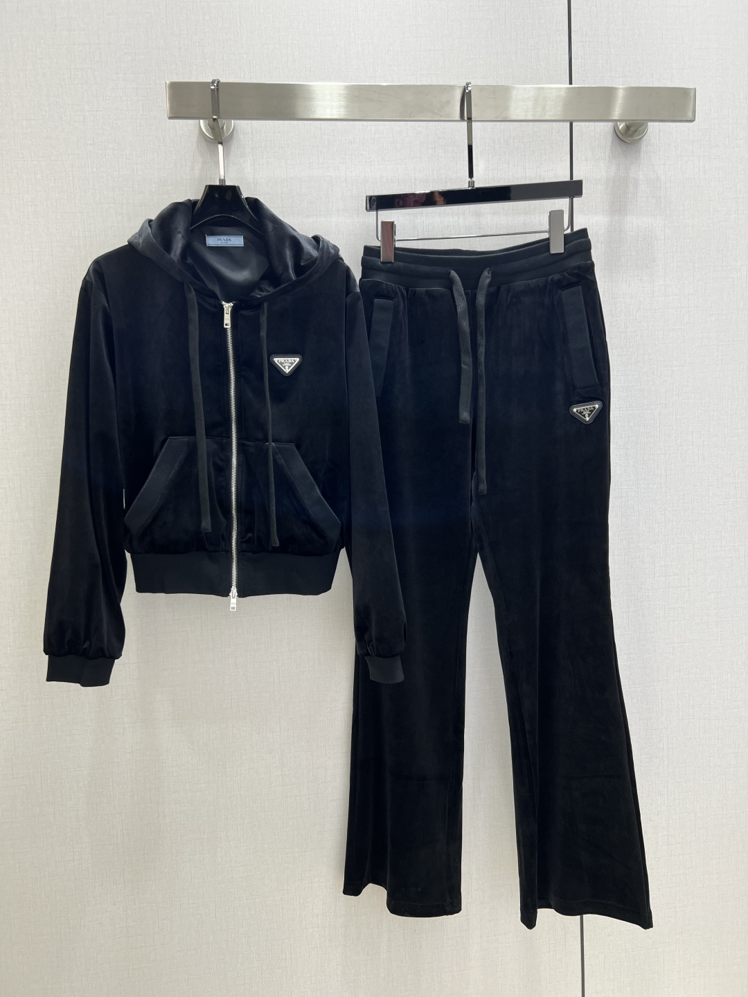 NO:566671,Highly recommended PRA*2025 new autumn and winter hooded velvet logo suit. A velvet suit that everyone can control. High-density fashionable casual style. Vintage is handsome. Medieval style. It meets the dual needs of comfort and fashion and can be integrated into every daily dressing scene. Playful and age-reducing design elements full of vitality. One color SML code. High quality ABC, prada, hats, alexander wang19860909强烈推荐 PRA*2025秋冬新款 连帽丝绒徽标套装 人人都能驾驭的丝绒套装.高密度时髦休闲风 Vintage帅气 中古风 贴合舒适与时髦的双需求能融入每个日常的穿搭场景中.俏皮减龄充满元气的设计元素 一个色 SML码 高品质ABC,,prada,hats,alexander wang,Women's clothing