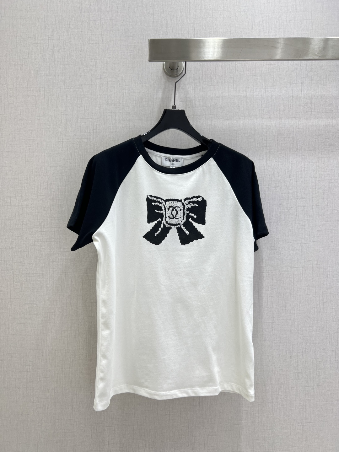 NO:566747,Highly recommended CHA*2025 new autumn and winter bow print hot diamond short-sleeved T-shirt. The exquisite version makes the upper body slimmer!  Customized latest letter printing technology, low-key luxury!  Fashionable must-have items to unlock all outfits!  Look for our quality!  The classic item is fashionable and high-end. The classic version is versatile and easy to choose. One color. SML code. High quality ABC, T-shirt, tees, t-shirt, alexander wang19860909强烈推荐 CHA*2025秋冬新款 蝴蝶结印花烫钻短袖T恤 精致版型上身巨显瘦！定制最新字母印花工艺 低调奢华！时髦精必备单品解锁所有穿搭！认准我家品质！经典单品时髦又高级经典版型百搭不挑人 一个色 SML码 高品质ABC,,T-shirt,tees，t-shirt,alexander wang,Women's clothing