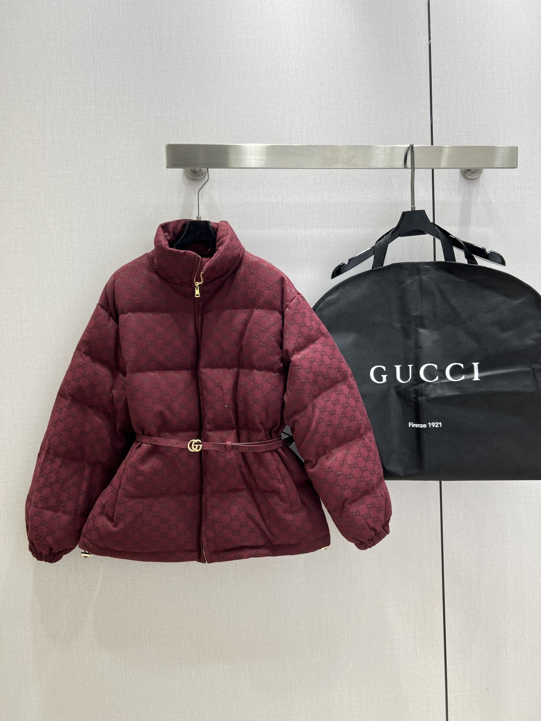 NO:567854,Comes with dust bag. Highly recommended. GUC*2025 new autumn and winter style. Presbyopia belt down jacket. Great tool for walking in cold winter. Warm and not bulky. Fully printed double G jacquard fabric. Low-key yet luxurious. National standard 90 velvet filling. High fluffy and full. Comfortable and warm. Small stand-up collar. Details and workmanship are in place. Comes with dust bag. Two colors. SML code. High quality ABC,,gucci,jackets & coats,down jacket,alexander wang.19860909配防尘袋强烈推荐 GUC*2025秋冬新款 老花腰带羽绒外套 寒冬行走的利器 保暖不臃肿 满印双G提花面料 低调又不失奢华感 国标90绒填充 高蓬松高饱满 舒适保暖小立领 细节做工都很位 配防尘袋 两个色 SML码 高品质ABC,,gucci,jackets & coats,down jacket,alexander wang,Women's clothing