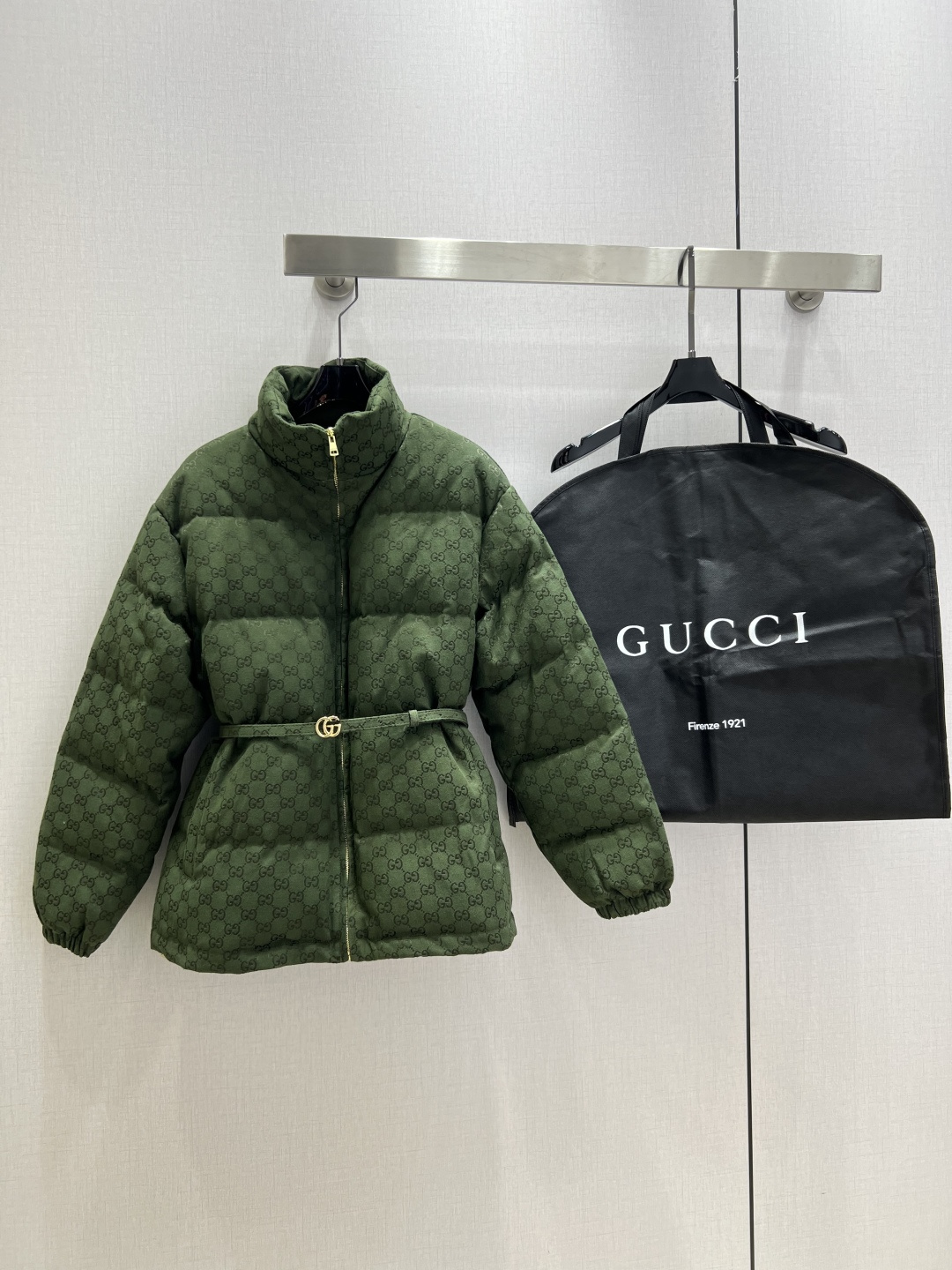 NO:567864,Comes with dust bag. Highly recommended. GUC*2025 new autumn and winter style. Presbyopia belt down jacket. Great tool for walking in cold winter. Warm and not bulky. Fully printed double G jacquard fabric. Low-key yet luxurious. National standard 90 velvet filling. High fluffy and full. Comfortable and warm. Small stand-up collar. The details are well made. Comes with dust bag. Two colors. SML code. High quality ABC,,gucci,jackets & coats,down jacket,alexander wang.19860909配防尘袋强烈推荐 GUC*2025秋冬新款 老花腰带羽绒外套 寒冬行走的利器 保暖不臃肿 满印双G提花面料 低调又不失奢华感 国标90绒填充 高蓬松高饱满 舒适保暖小立领 细节做工都很位 配防尘袋 两个色 SML码 高品质ABC,,gucci,jackets & coats,down jacket,alexander wang,Women's clothing