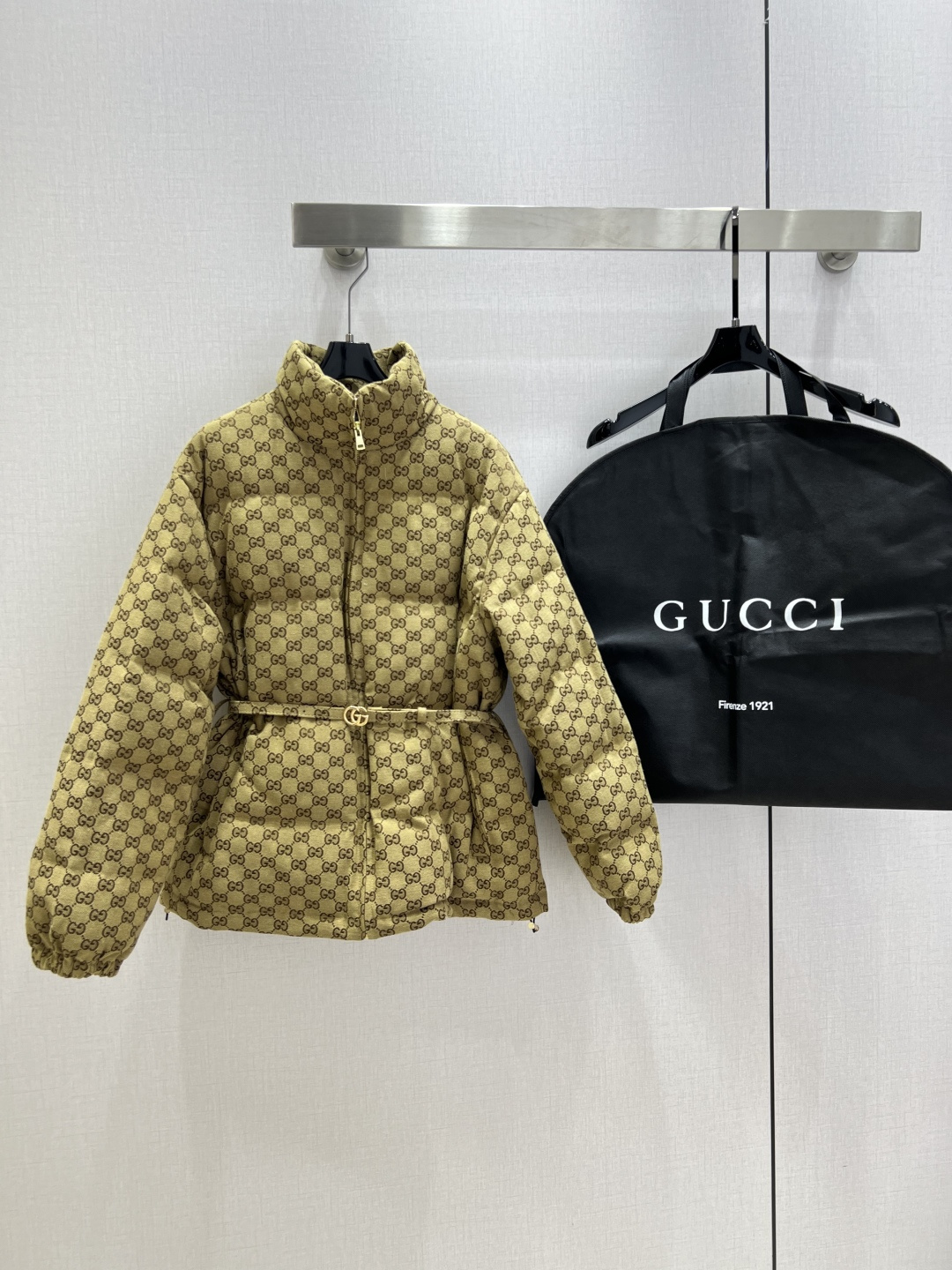 NO:567849,Comes with dust bag. Highly recommended. GUC*2025 new style. Presbyopic belted down jacket. The hem is adjustable with a drawstring. The waist is loose and a must-have for age reduction. Super fluffy imported machine quilted bread down jacket. The design is very warm. A must-have for the upper body in autumn and winter. It is warm and fashionable. Cute and sassy. It is capable and neat. YB customized GG jacquard fabric has a big brand feel. It is warm and does not weigh down. It has three standards and comes with a dust bag. One color SML code.  High quality AB,,gucci,jackets & coats,down jacket,alexander wang19860909配防尘袋强烈推荐 GUC*2025秋冬新款 老花腰带羽绒外套 下摆是抽绳可调节 收腰宽松版型减龄必备 超蓬松进口机器衍缝面包羽绒服 设计感保暖性都很赞 秋冬必入上身保暖又时髦 可爱可飒 干练利落 YB定制的GG提花面料 大牌感满满 盈保暖不压身 三标齐全配防尘袋 一个色 SML码 高品质AB,,gucci,jackets & coats,down jacket,alexander wang,Women's clothing