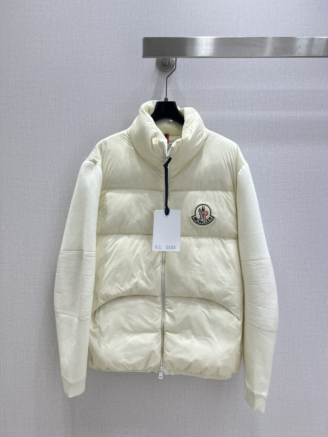 NO:567869,Comes with dust bag. Highly recommended. MON*2025 new autumn and winter zipper down jacket [goose down], same style for men and women. Overall warm effect, unique design down jacket. Casual and fashionable, perfect embellishment with classic logo. Two colors. Size 12345. High quality ABC,,jackets & coats,down jacket,alexander wang19860909配防尘袋强烈推荐 MON*2025秋冬新款 拉链羽绒外套【鹅绒】男女同款 整体保暖效果拉满,独特设计款羽绒服 休闲时尚,经典logo完美点缀 两个色 12345码 高品质ABC,,jackets & coats,down jacket,alexander wang,Women's clothing