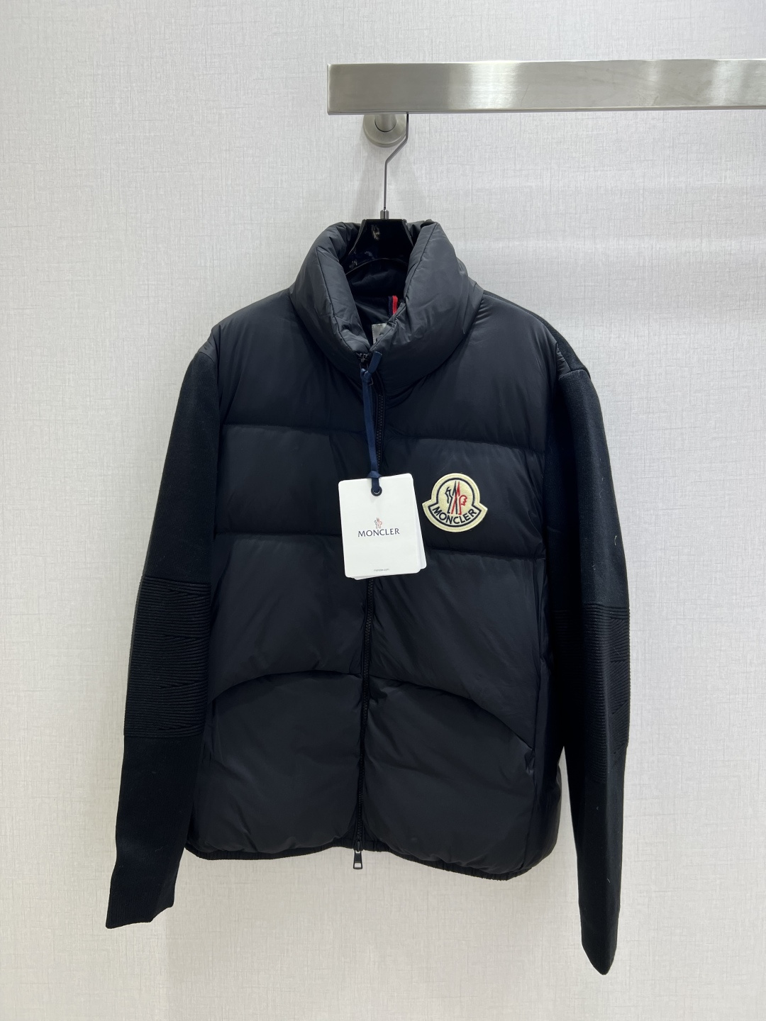 NO:567878,Comes with dust bag. Highly recommended. MON*2025 new autumn and winter zipper down jacket [goose down], same style for men and women. Overall warm effect, unique design down jacket. Casual and fashionable, perfect embellishment with classic logo. Two colors. Size 12345. High quality ABC,,jackets & coats,down jacket,alexander wang19860909配防尘袋强烈推荐 MON*2025秋冬新款 拉链羽绒外套【鹅绒】男女同款 整体保暖效果拉满,独特设计款羽绒服 休闲时尚,经典logo完美点缀 两个色 12345码 高品质ABC,,jackets & coats,down jacket,alexander wang,Women's clothing