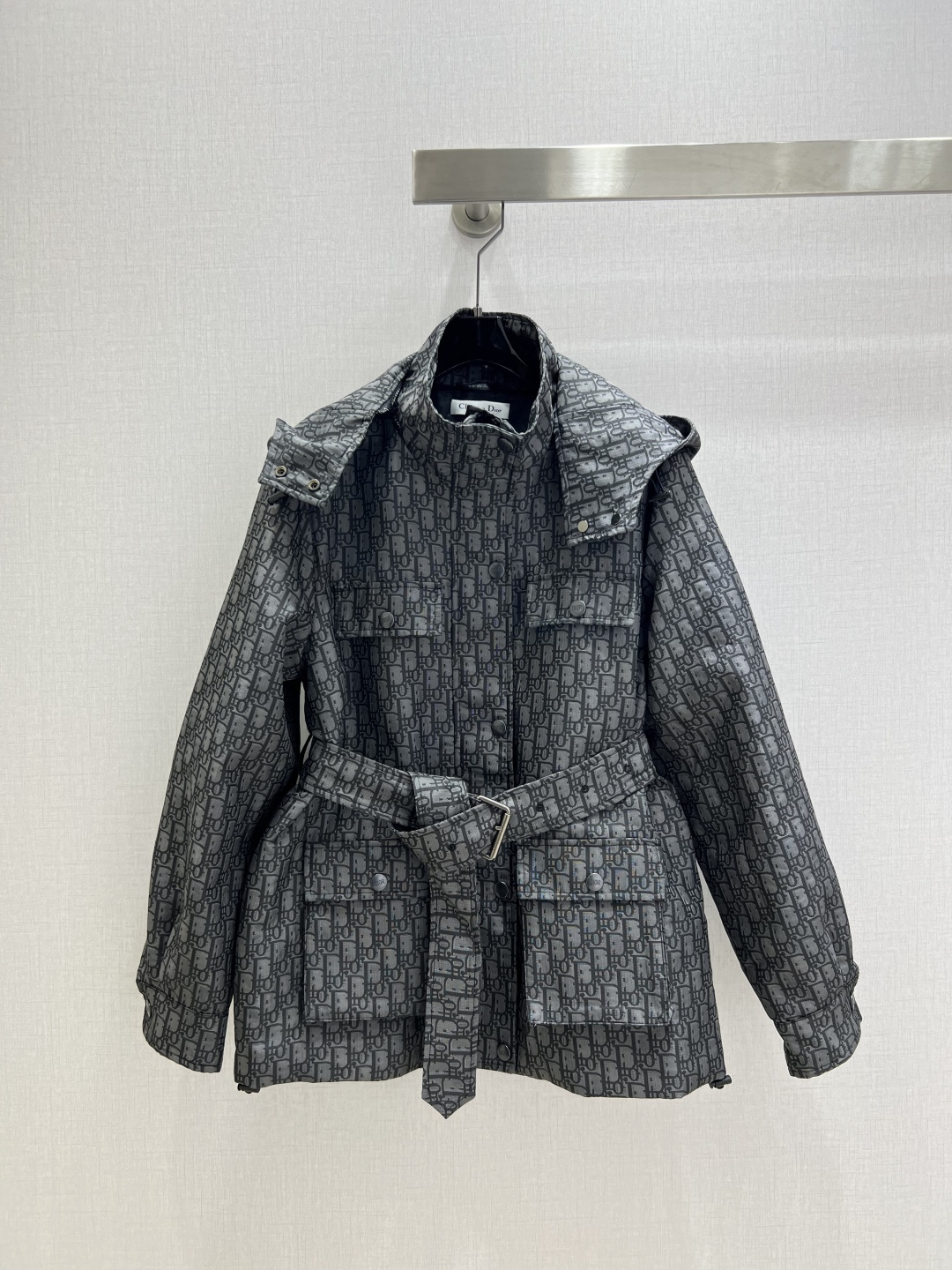 NO:576095,Highly recommended DIO*2025 new autumn and winter full-print jacquard quilted hooded long windbreaker jacket with four large work pockets~~the logo color matching flip design on the back is handsome and fashionable!  The hat is detachable to create a stand-up collar effect. The three-dimensional cut is quite wide. The upper body looks tall and handsome. One color SML code. High quality ABC, dior, jackets & coats, hats, alexander wang19860909强烈推荐 DIO*2025秋冬新款 满印提花夹棉连帽长款风衣外套 四个工装大口袋～～背面logo配色翻盖设计帅气又时髦！帽子可拆卸呈现出立领效果 立体剪裁挺阔版型 上身显高挑 帅气十足 一个色 SML码 高品质ABC,,dior,jackets & coats,hats,alexander wang,Women's clothing