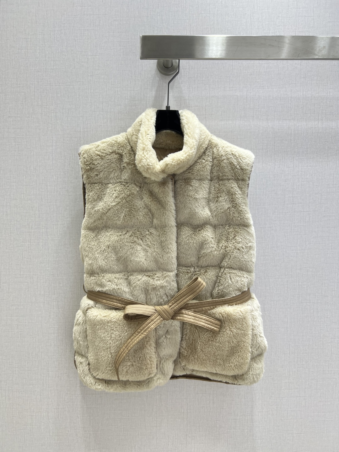 NO:567840,Comes with a dust bag. Highly recommended. MON*2025 new autumn and winter style. Plush sleeveless vest jacket. Overall warm effect. Unique design. Casual and fashionable. Perfect embellishment with classic logo. Two colors. Size 1234. High quality ABC, jackets & coats, alexander wang.19860909配防尘袋强烈推荐 MON*2025秋冬新款 毛绒绒无袖马甲外套 整体保暖效果拉满,独特设计款 休闲时尚,经典logo完美点缀 两个色 1234码 高品质ABC,,jackets & coats,alexander wang,Women's clothing